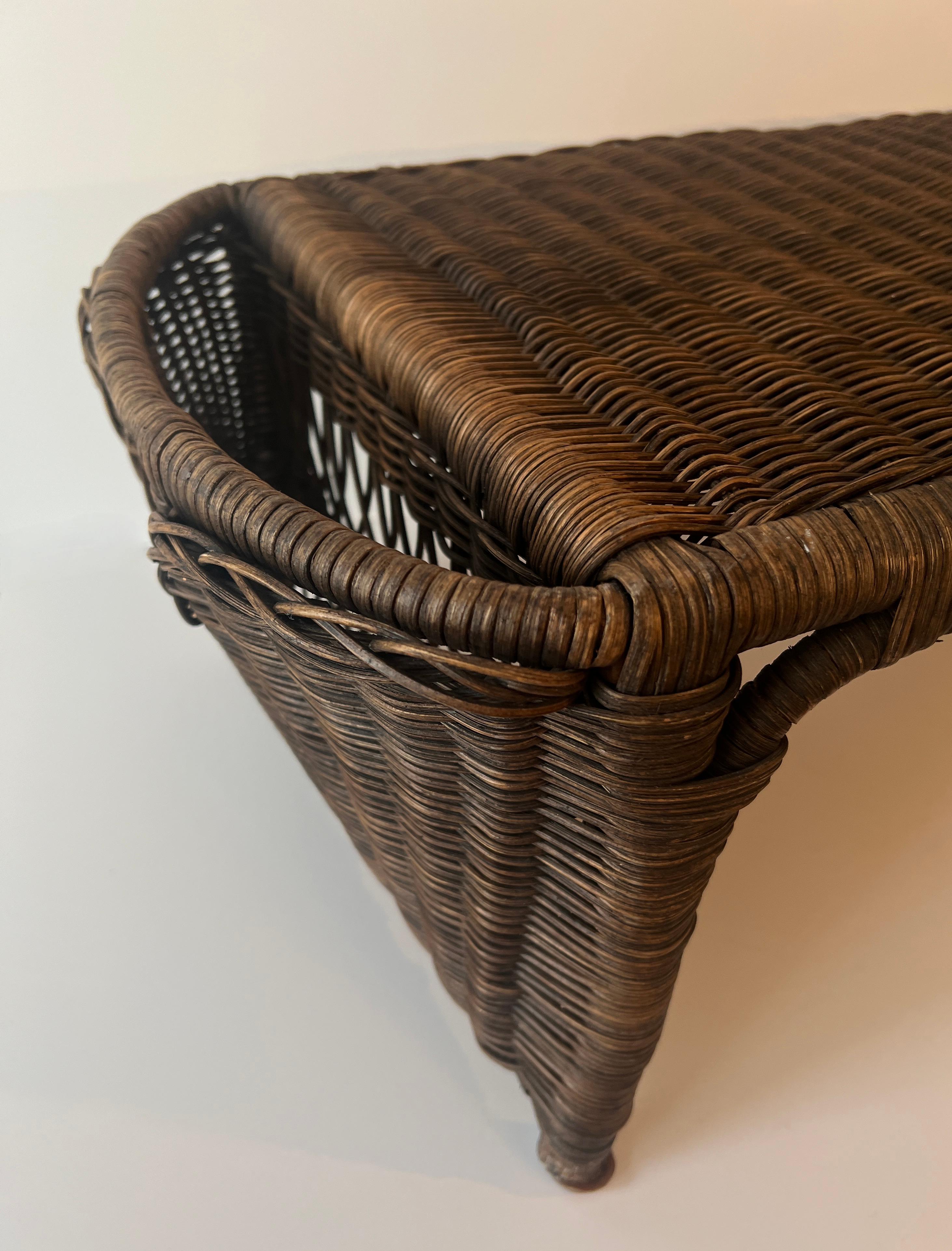 XX secolo Vassoio da letto in vimini scuro intrecciato con porta libri su maniglie intrecciate in vendita