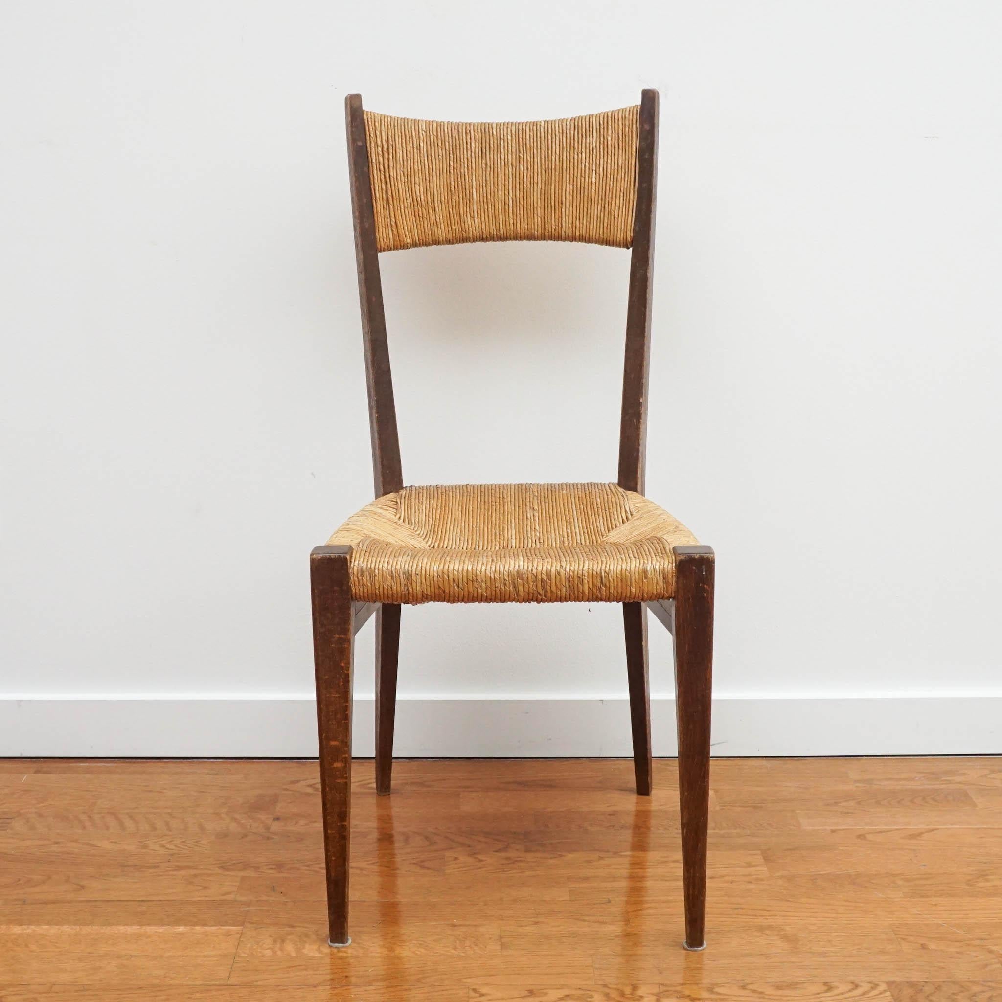 Elegante und schlanke französische Esszimmerstühle aus den 1970er Jahren. Die einzigartige Rückenlehne und Sitzfläche aus Stroh und das Gestell aus massiver Eiche machen diese Stühle zu etwas ganz Besonderem.
Separat verkauft.