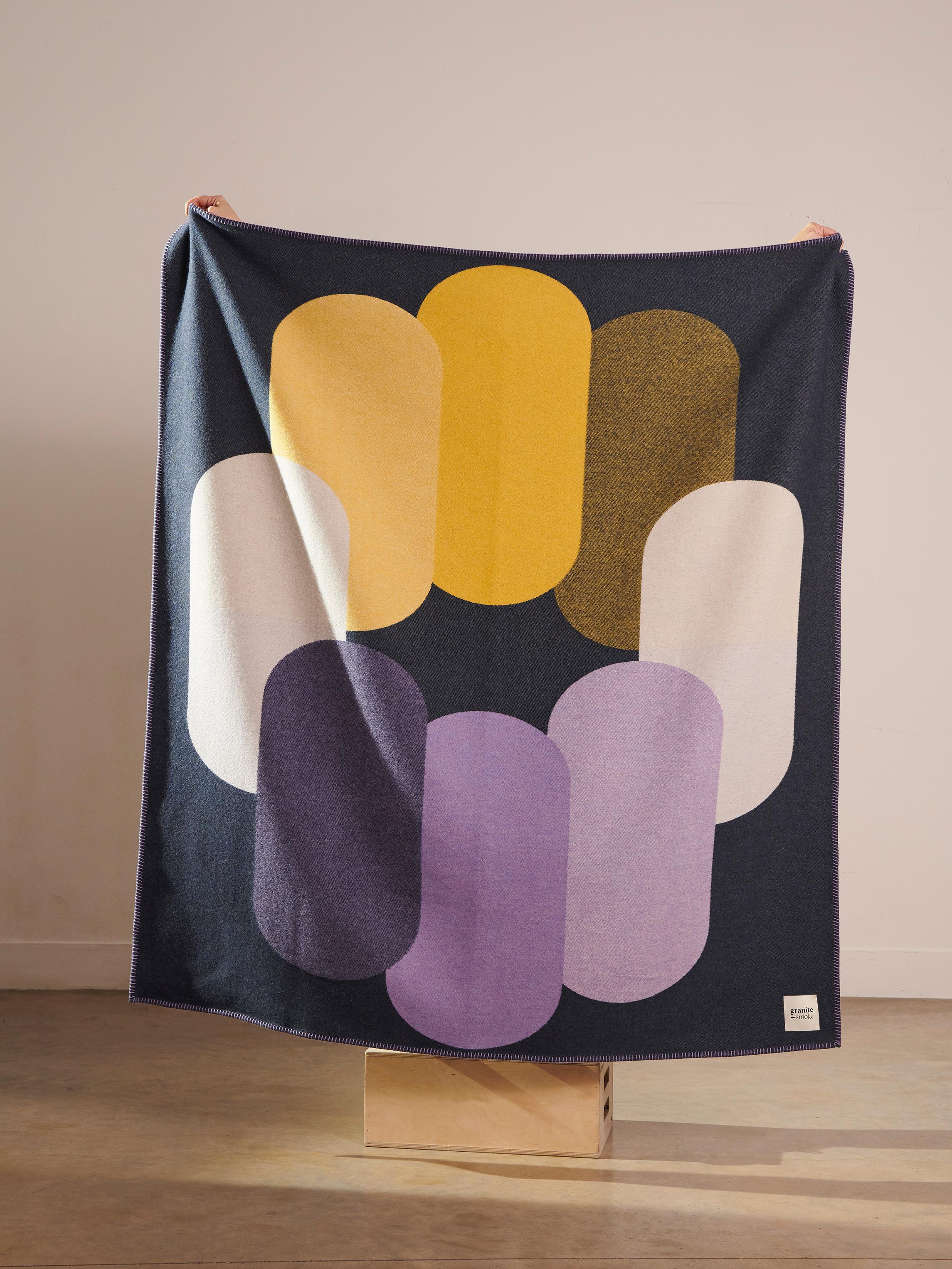 Moderne Couvertures double face en laine recyclée bleu sarcelle, jaune et lilas fabriquées au Royaume-Uni en vente
