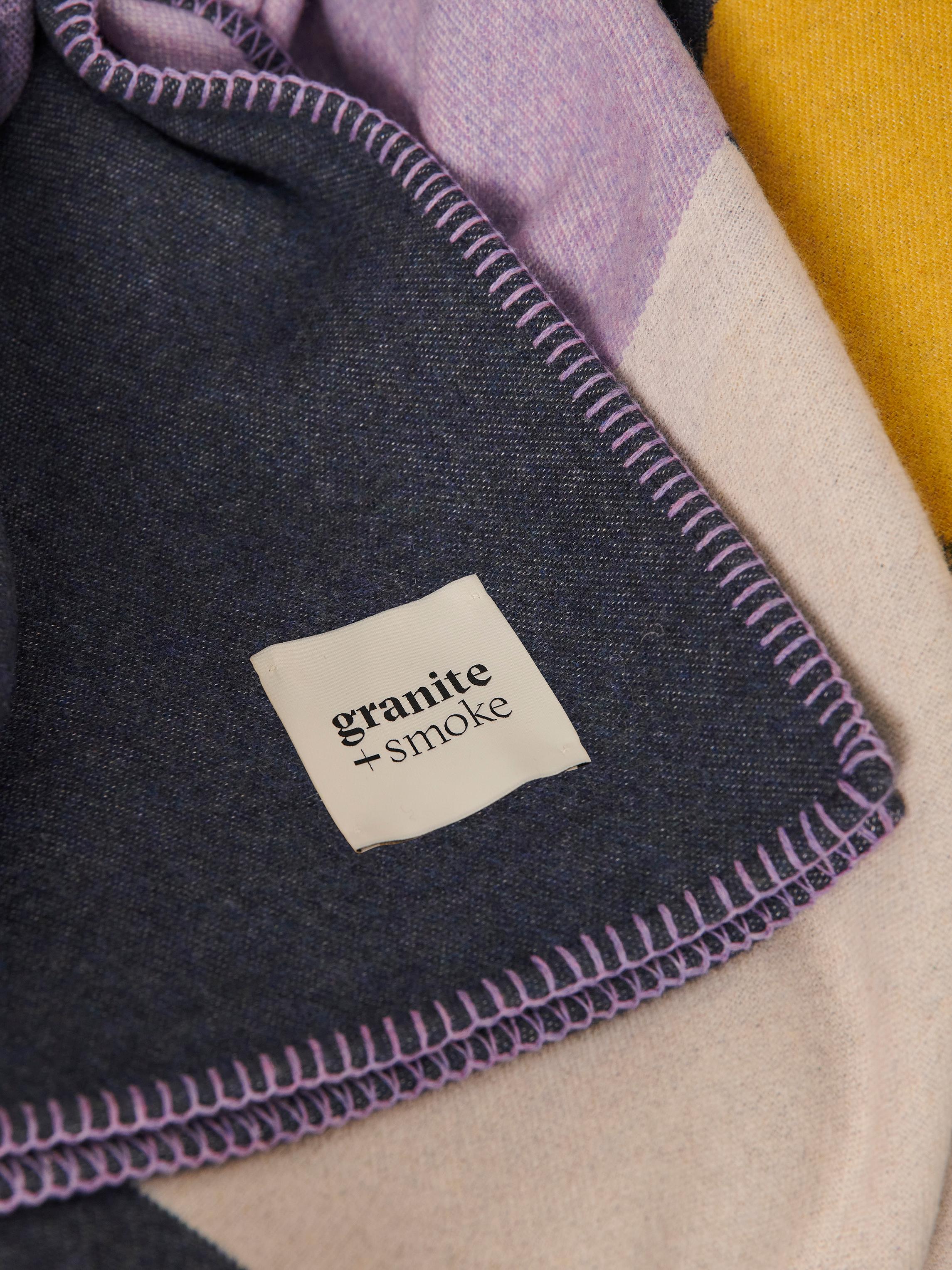 Tissage Couvertures double face en laine recyclée bleu sarcelle, jaune et lilas fabriquées au Royaume-Uni en vente