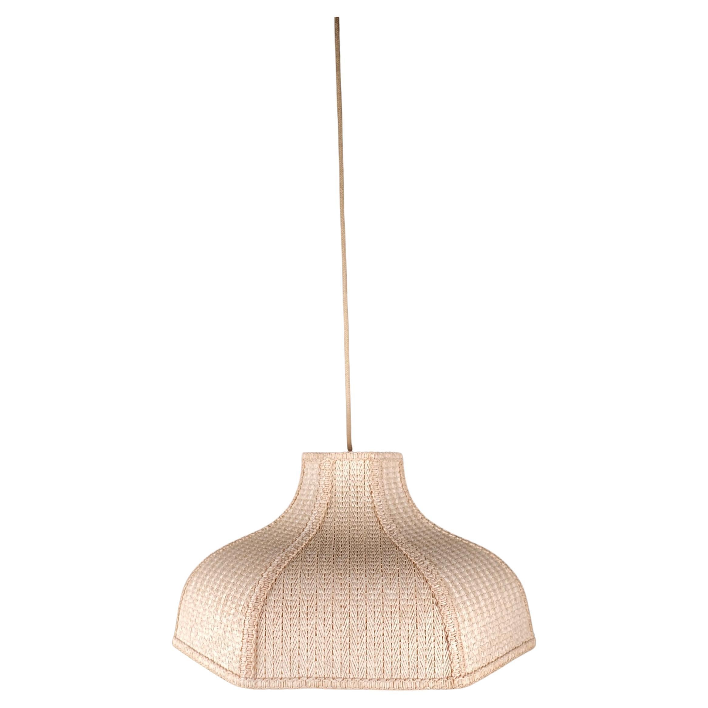 Beautiful asian style pendant light, in woven embroidered raffia, made in France in the 1960-70s.
Creamy raffia.
Delicate and romantic, it would fit any interior and once enlightened, diffuses a warm and comforting light.
2 different lamps, yet