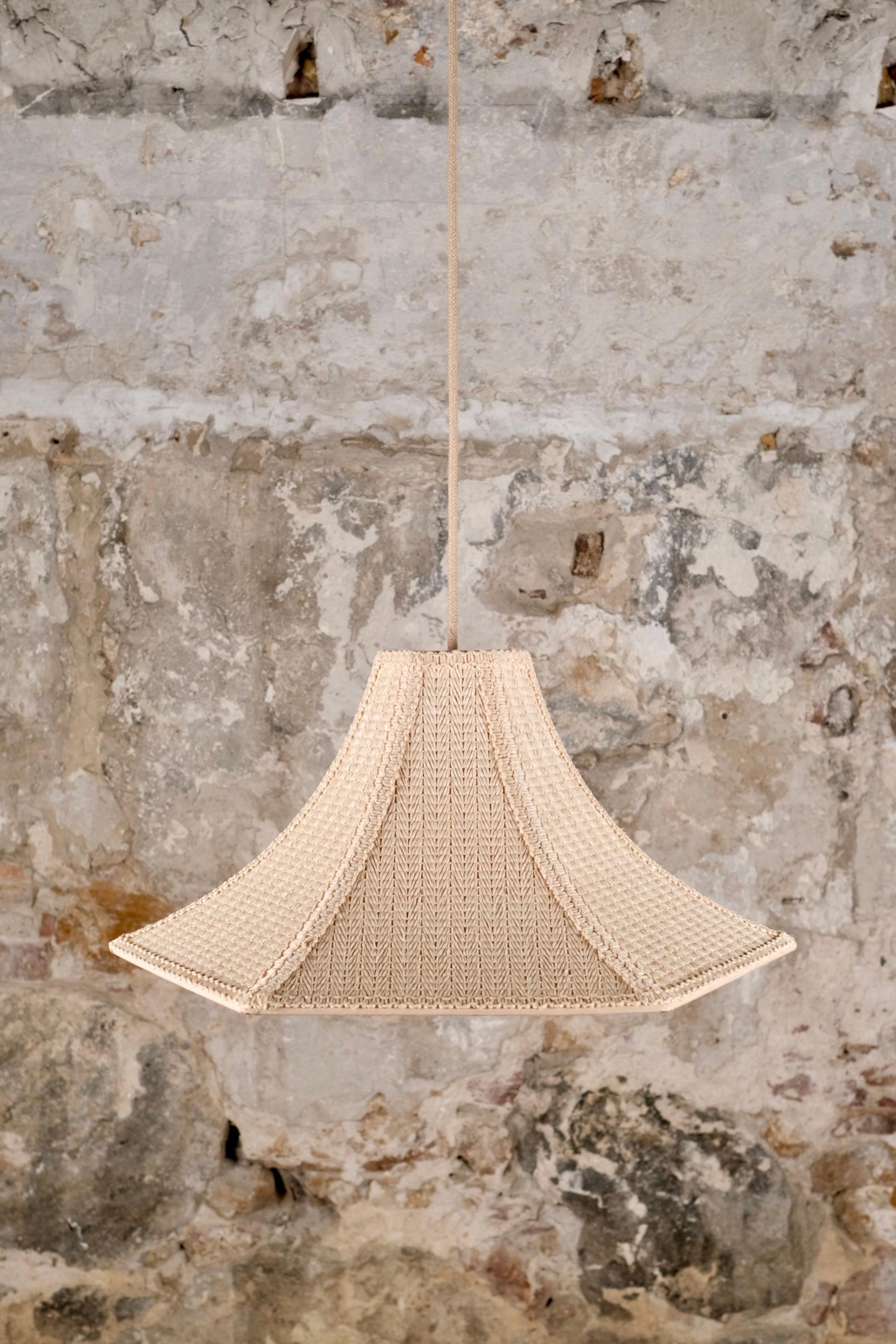 Beautiful asian style pendant light, in woven embroidered raffia, made in France in the 1960-70s.
Creamy raffia.
Delicate and romantic, it would fit any interior and once enlightened, diffuses a warm and comforting light.
2 different lamps, yet