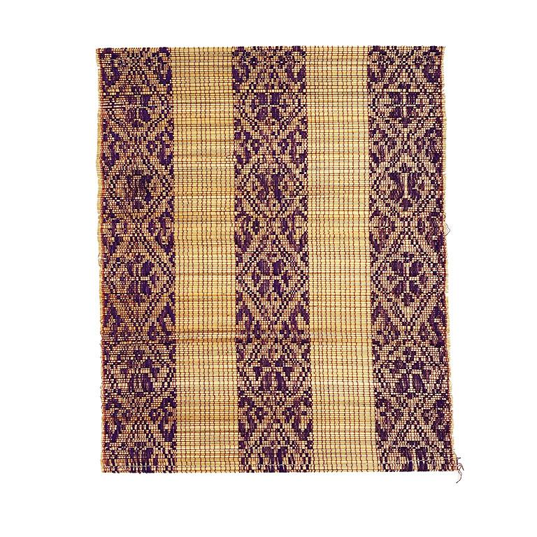 Set di quattro tovagliette intrecciate di colore viola. Un'aggiunta favolosa a qualsiasi brunch, cena o party. Tessuto in fibra naturale, ogni pezzo presenta un disegno a strisce orizzontali viola. Si tratta di un set di quattro esemplari in