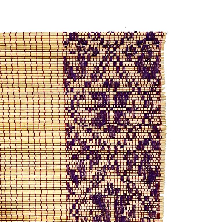 Platzsets aus gewebter Faser mit lila Blumenmotiv, Vierer-Set (Stammeskunst) im Angebot