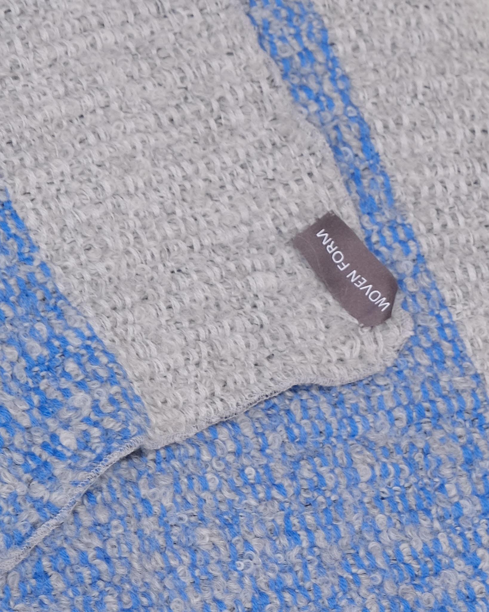 Merinowolle, Lambswool und Mohair
Einmaliges Design/One
Handgewebt
H200 x W145 cm
