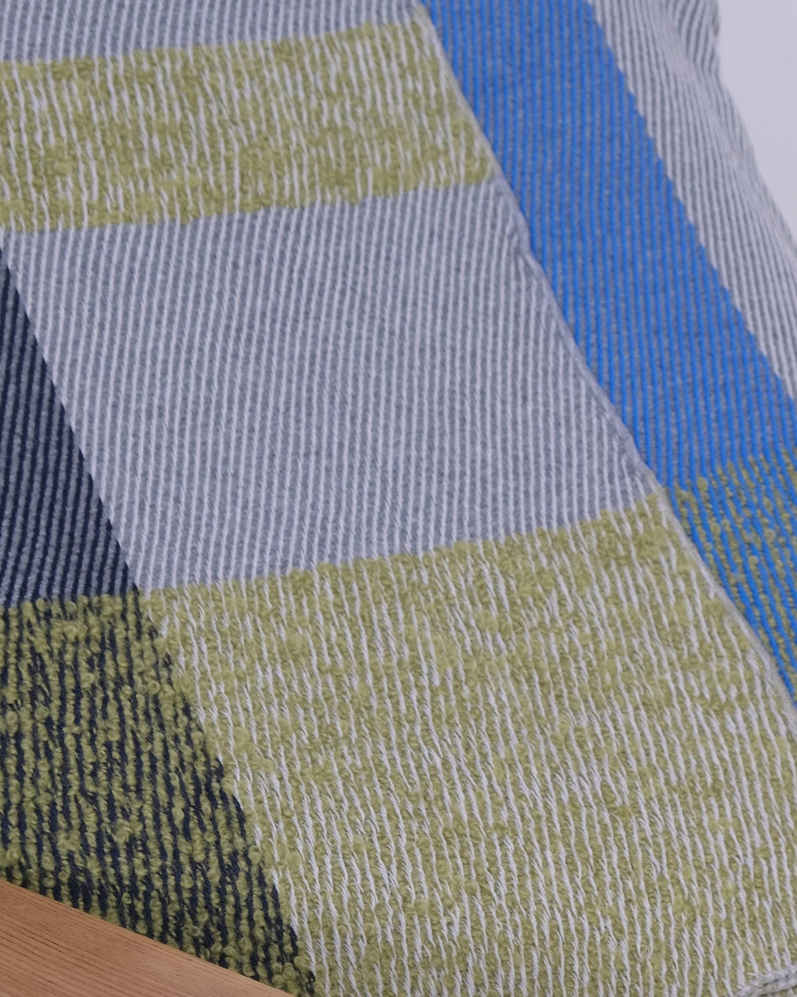 Lana merino, lana d'agnello e mohair
Design/One unico
Tessuto a mano
L200 x W145 cm
