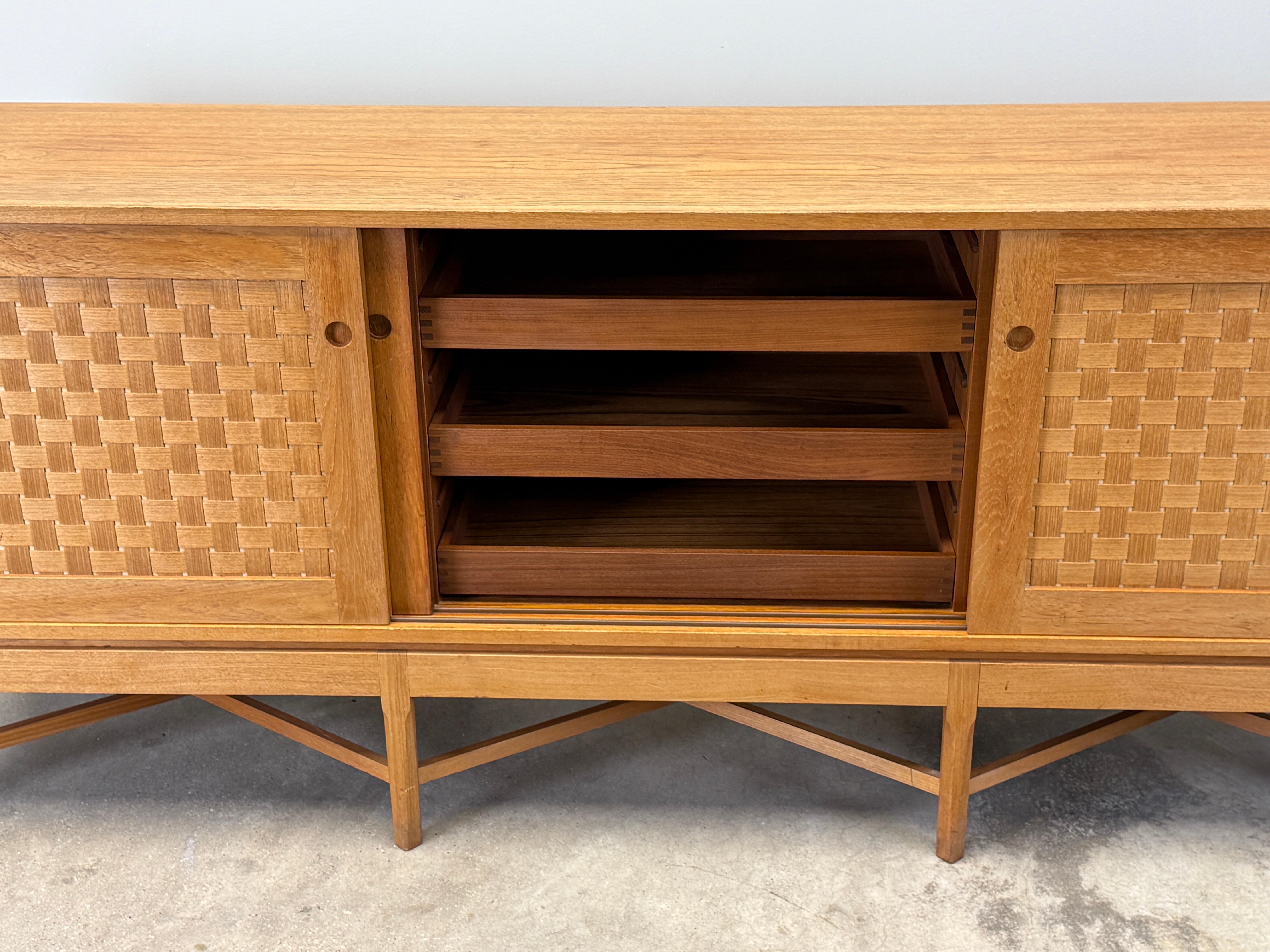 Woven Front Oak Cabinet by Ilse Rix in vendita 8