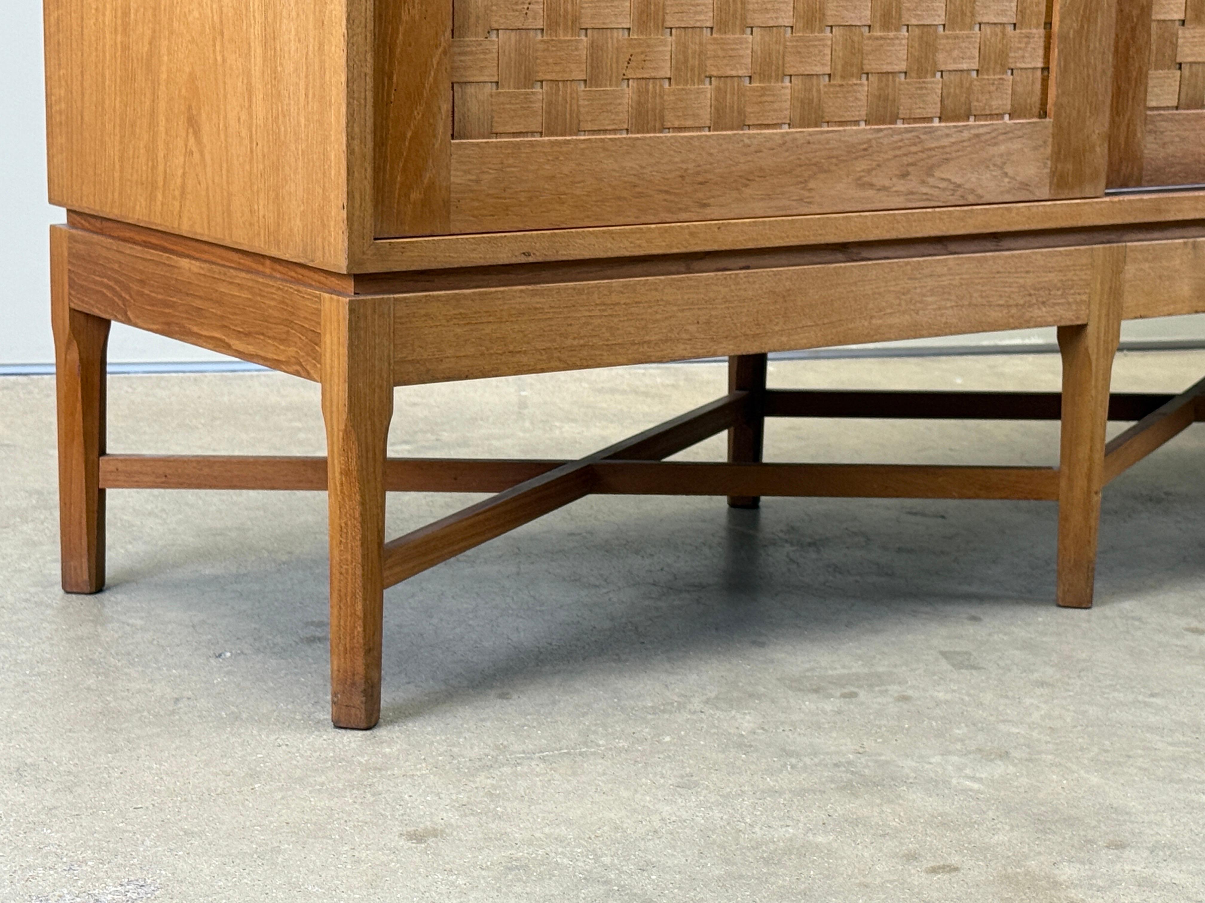 Woven Front Oak Cabinet by Ilse Rix in vendita 9