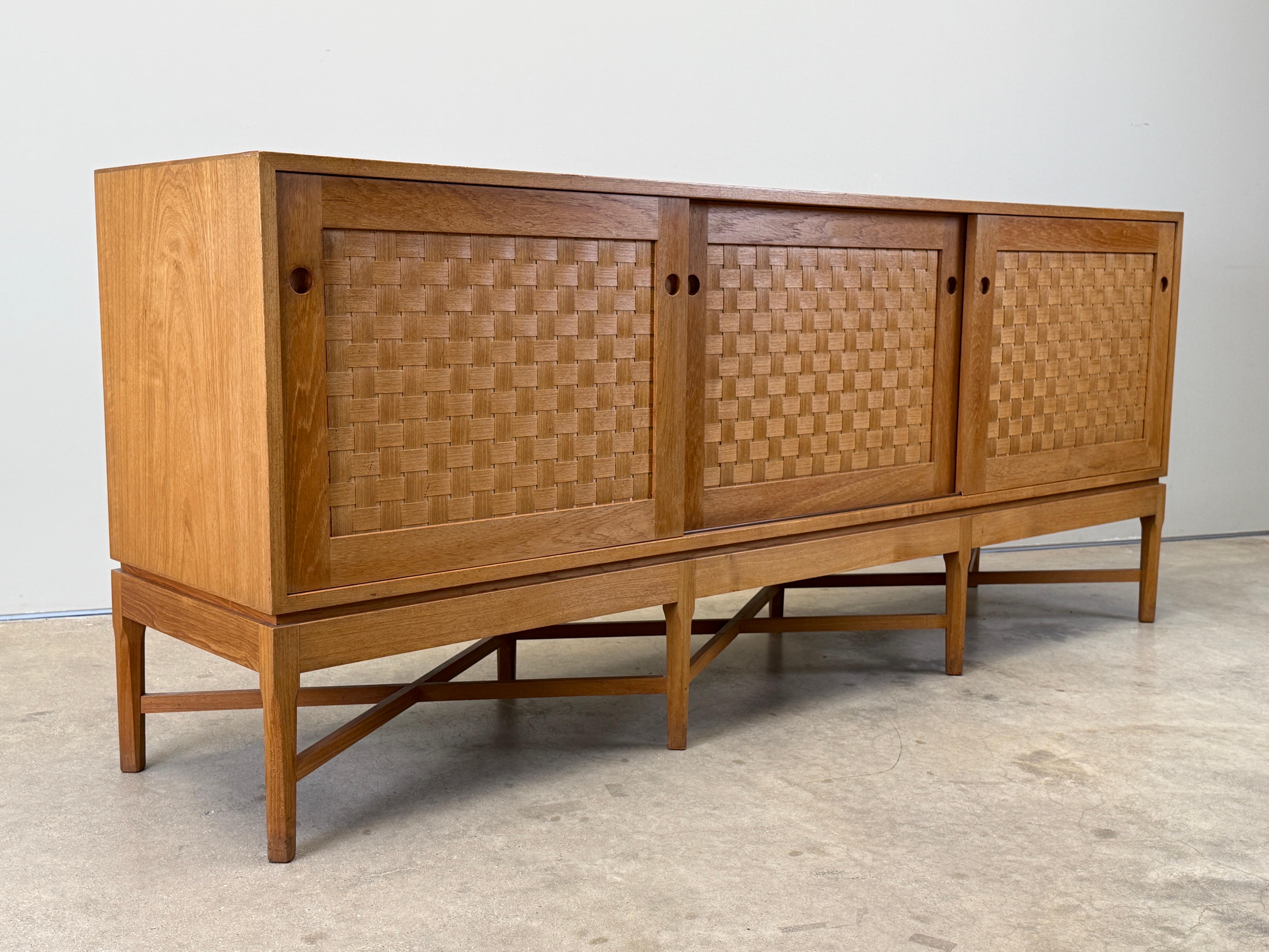 Woven Front Oak Cabinet by Ilse Rix in vendita 10