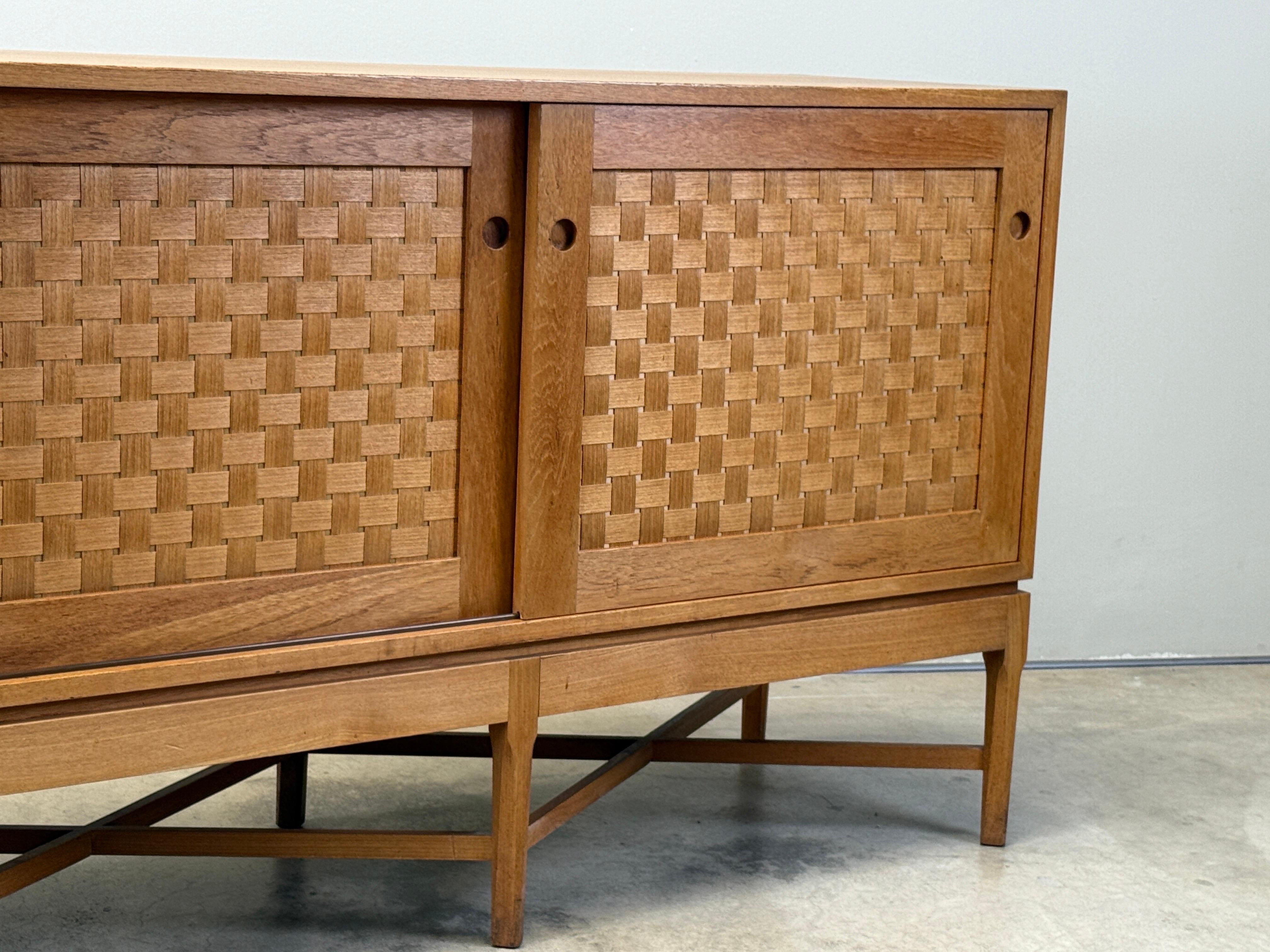 Woven Front Oak Cabinet by Ilse Rix in vendita 13