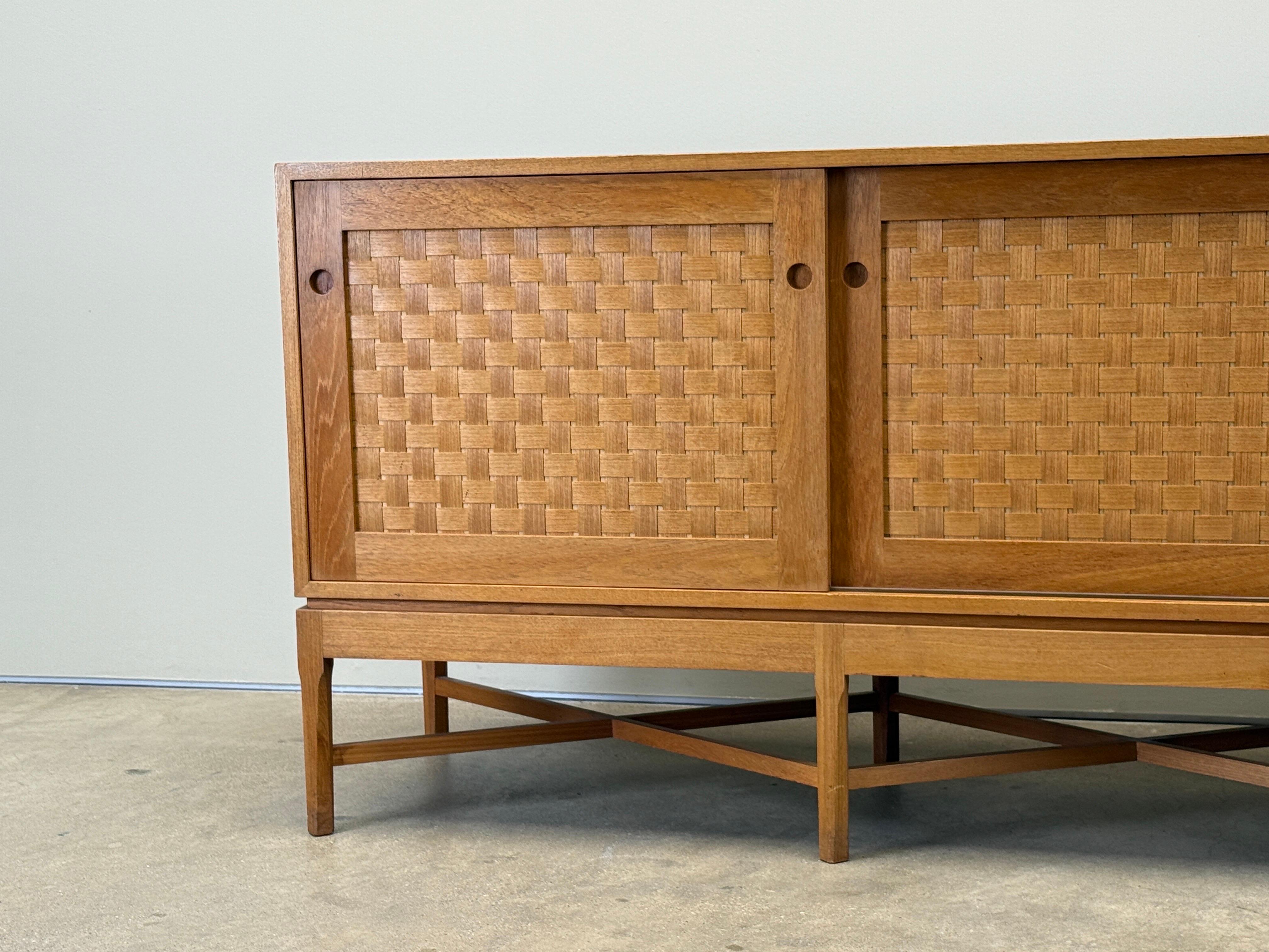 Woven Front Oak Cabinet by Ilse Rix In condizioni buone in vendita a Dallas, TX