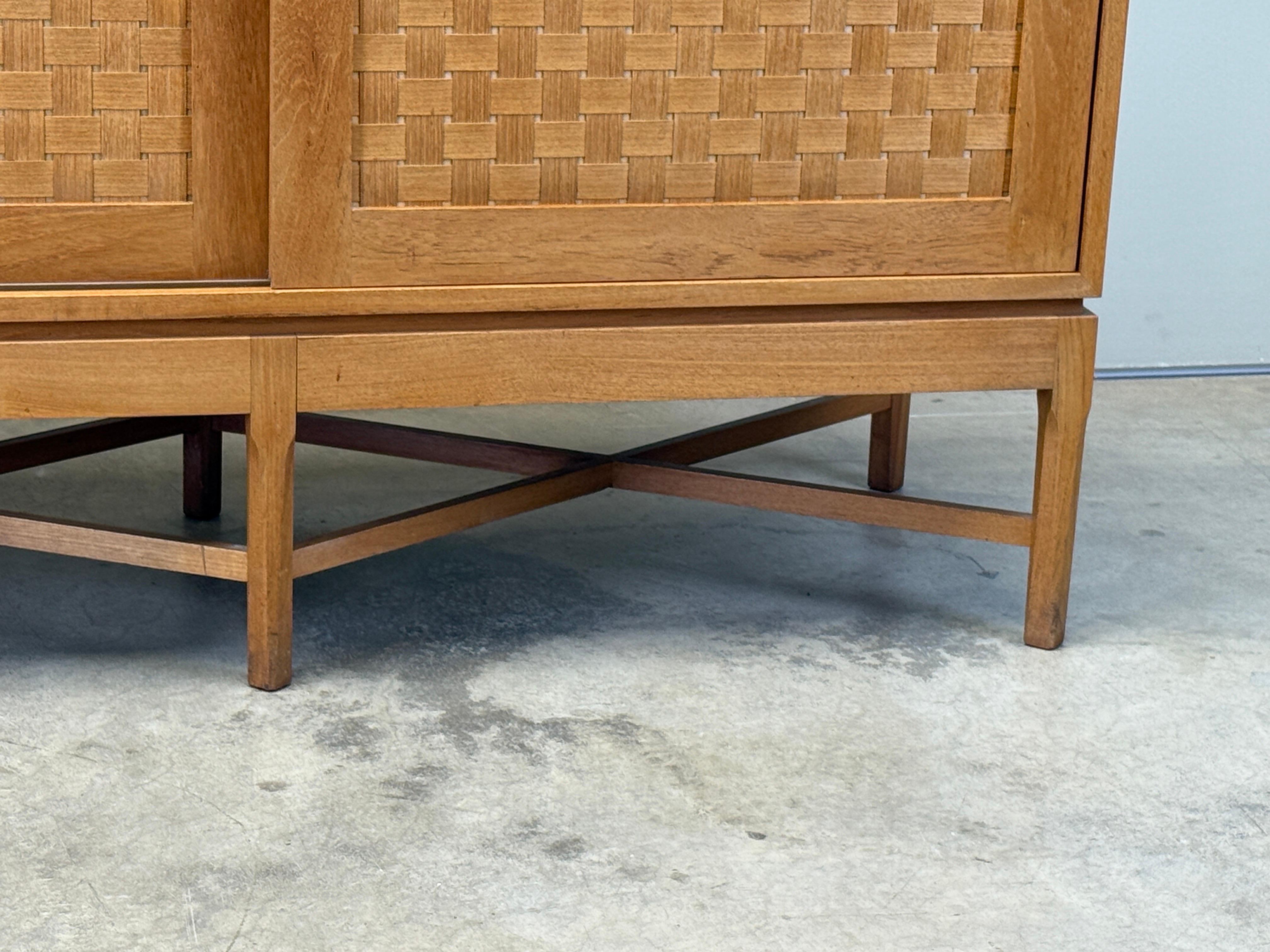 Metà XX secolo Woven Front Oak Cabinet by Ilse Rix in vendita