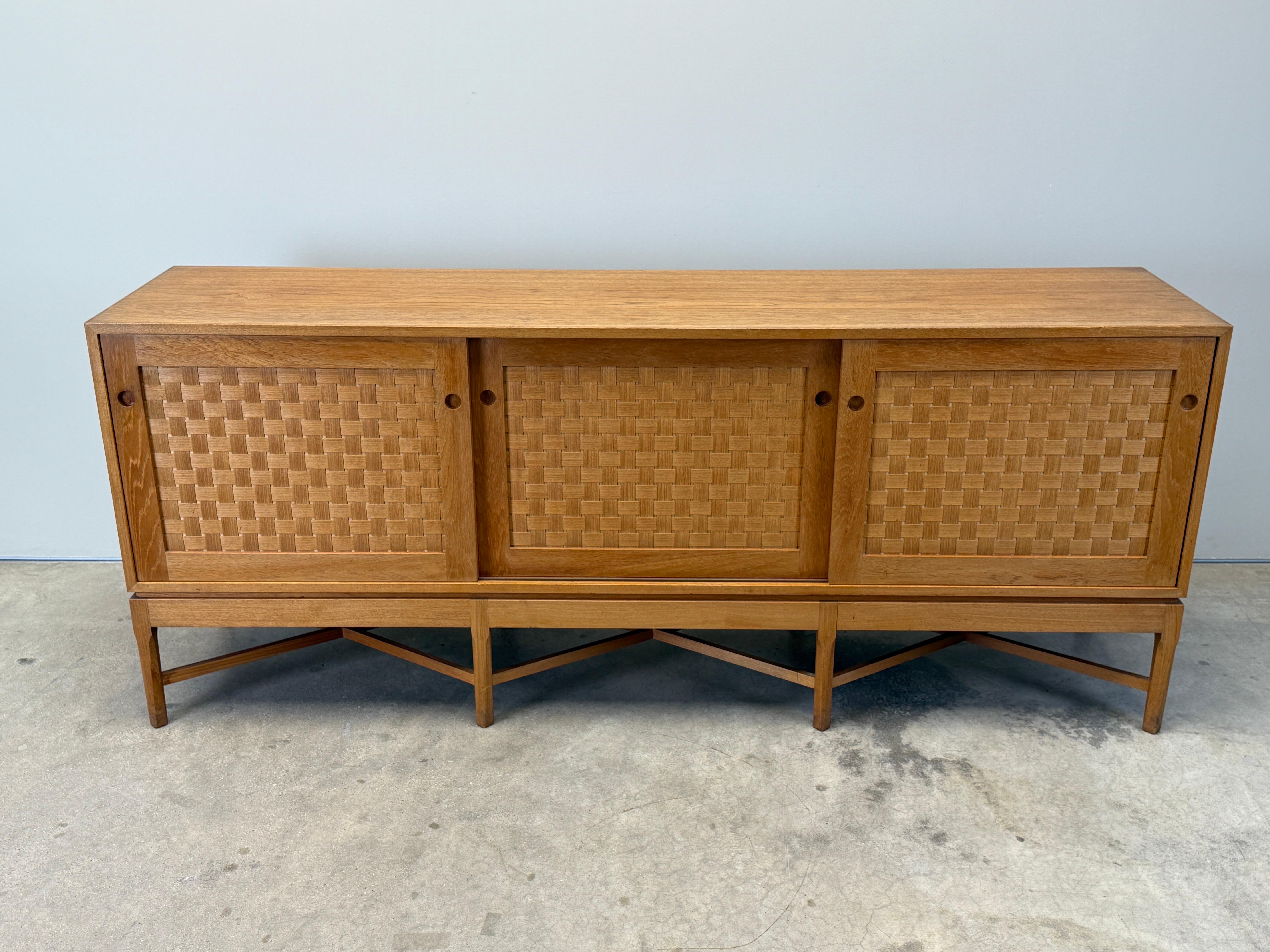 Quercia Woven Front Oak Cabinet by Ilse Rix in vendita