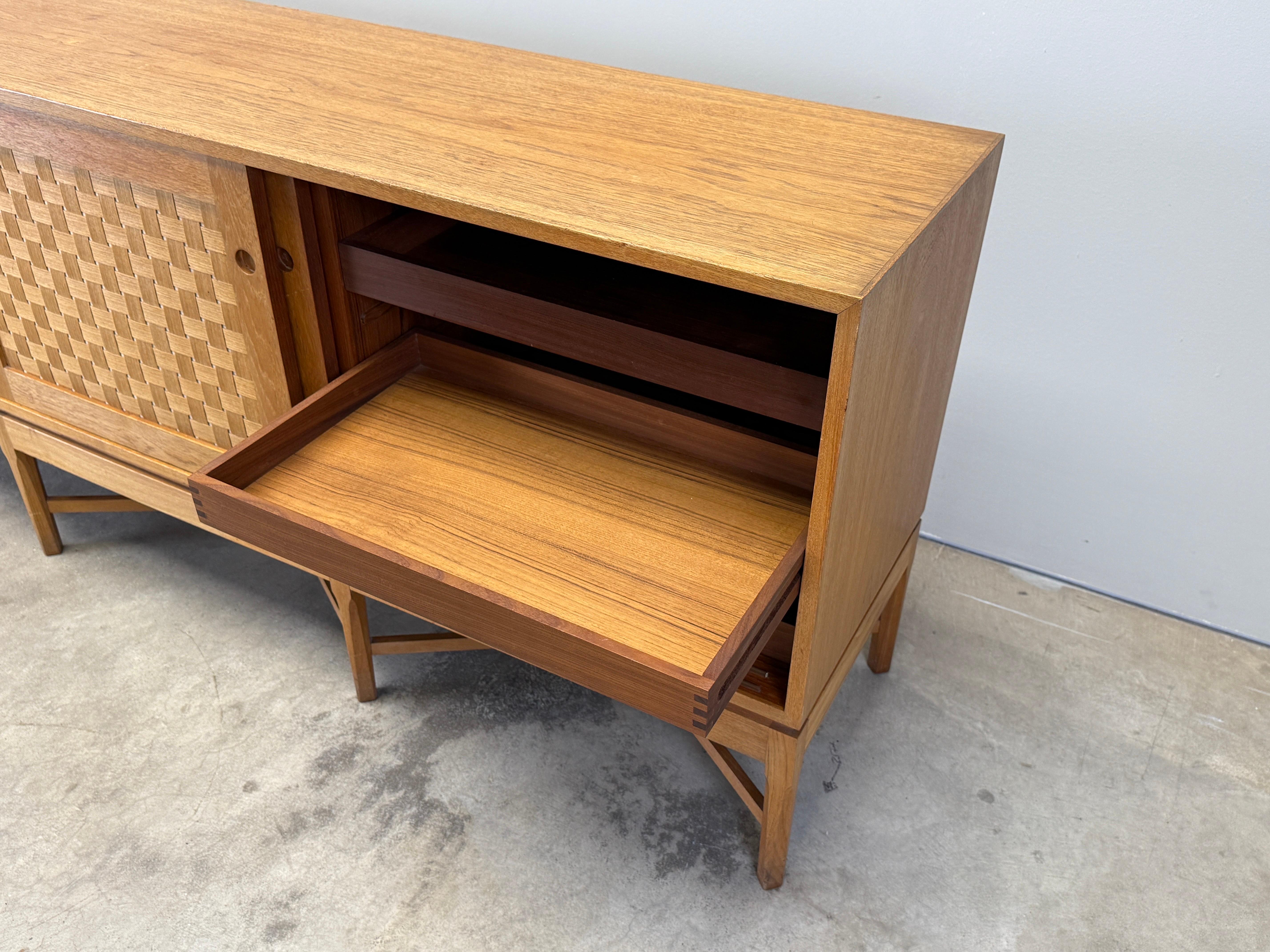 Woven Front Oak Cabinet by Ilse Rix in vendita 1