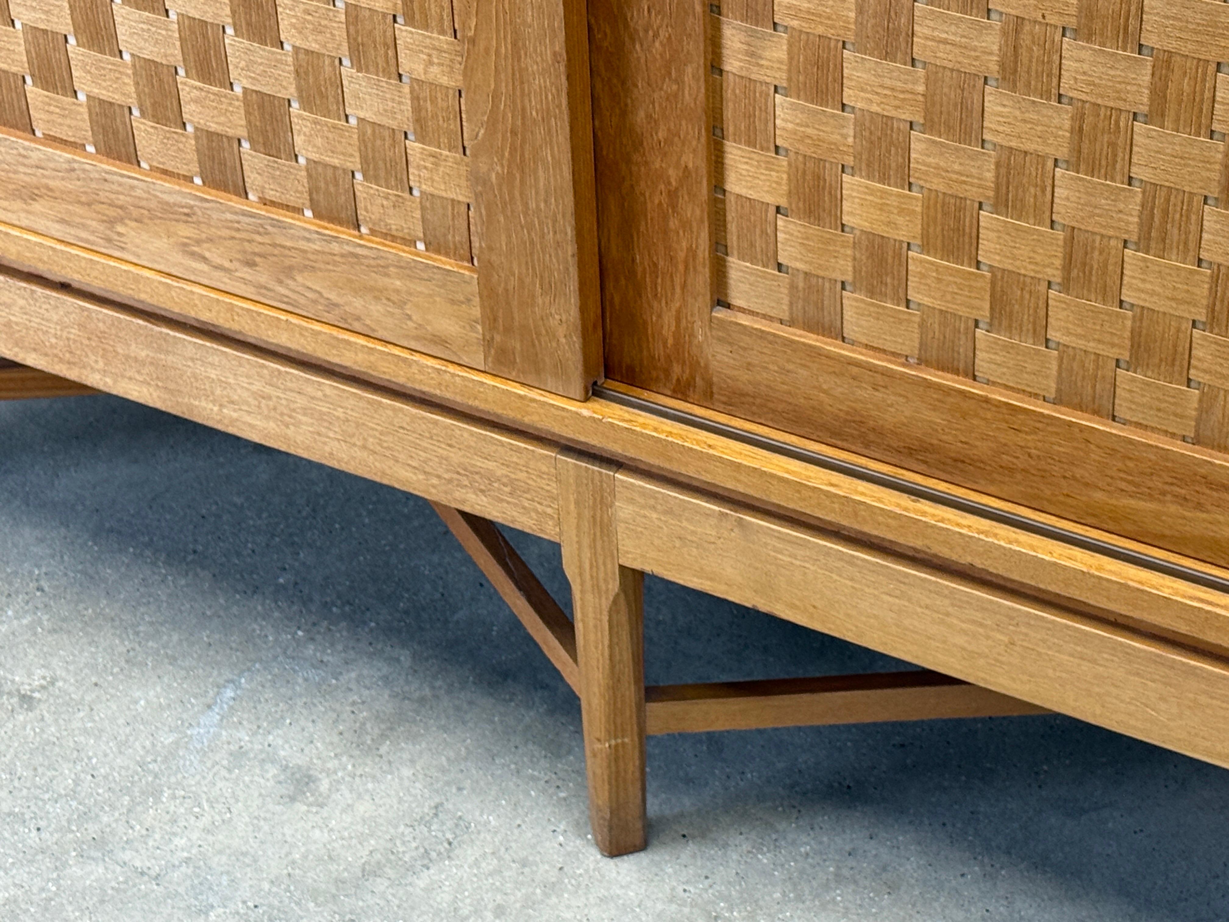 Woven Front Oak Cabinet by Ilse Rix in vendita 3