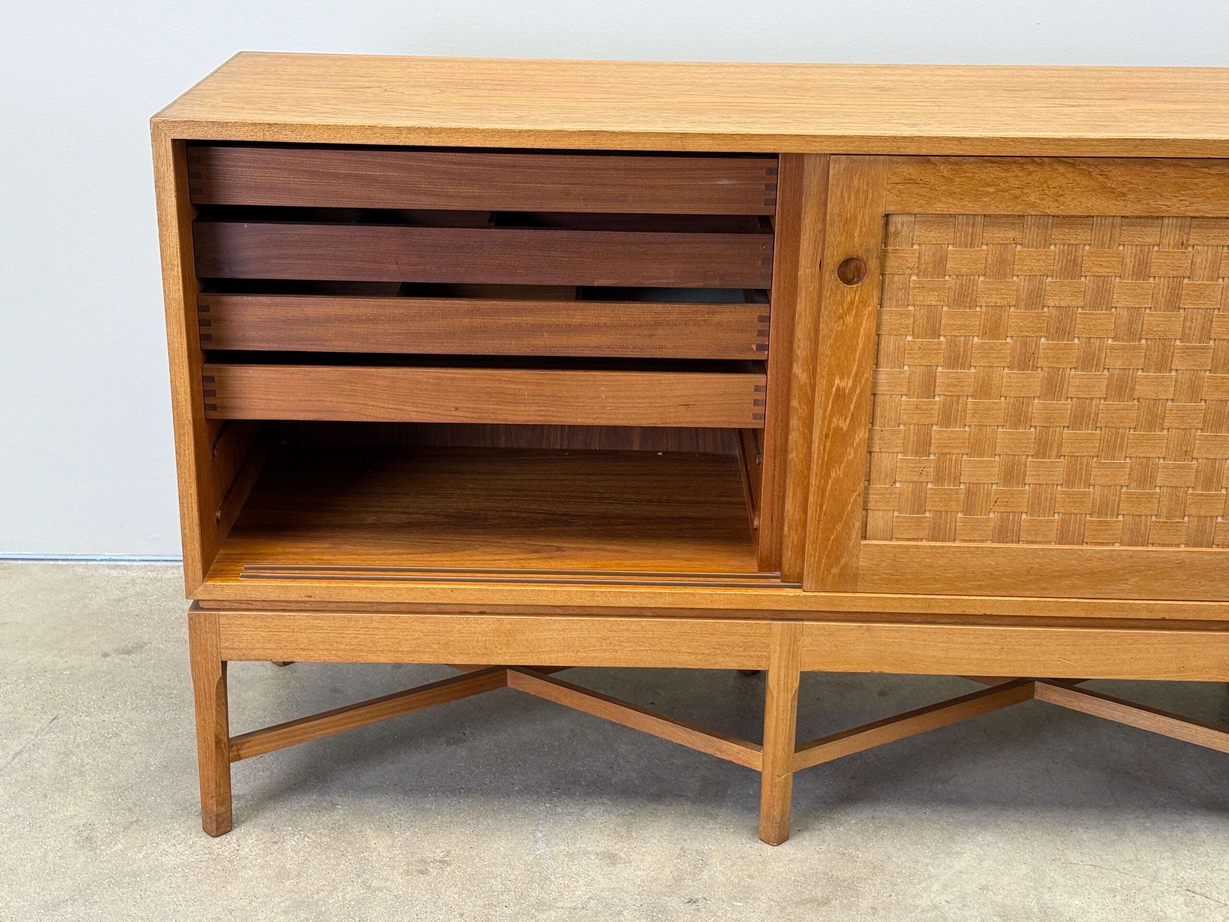 Woven Front Oak Cabinet by Ilse Rix in vendita 4