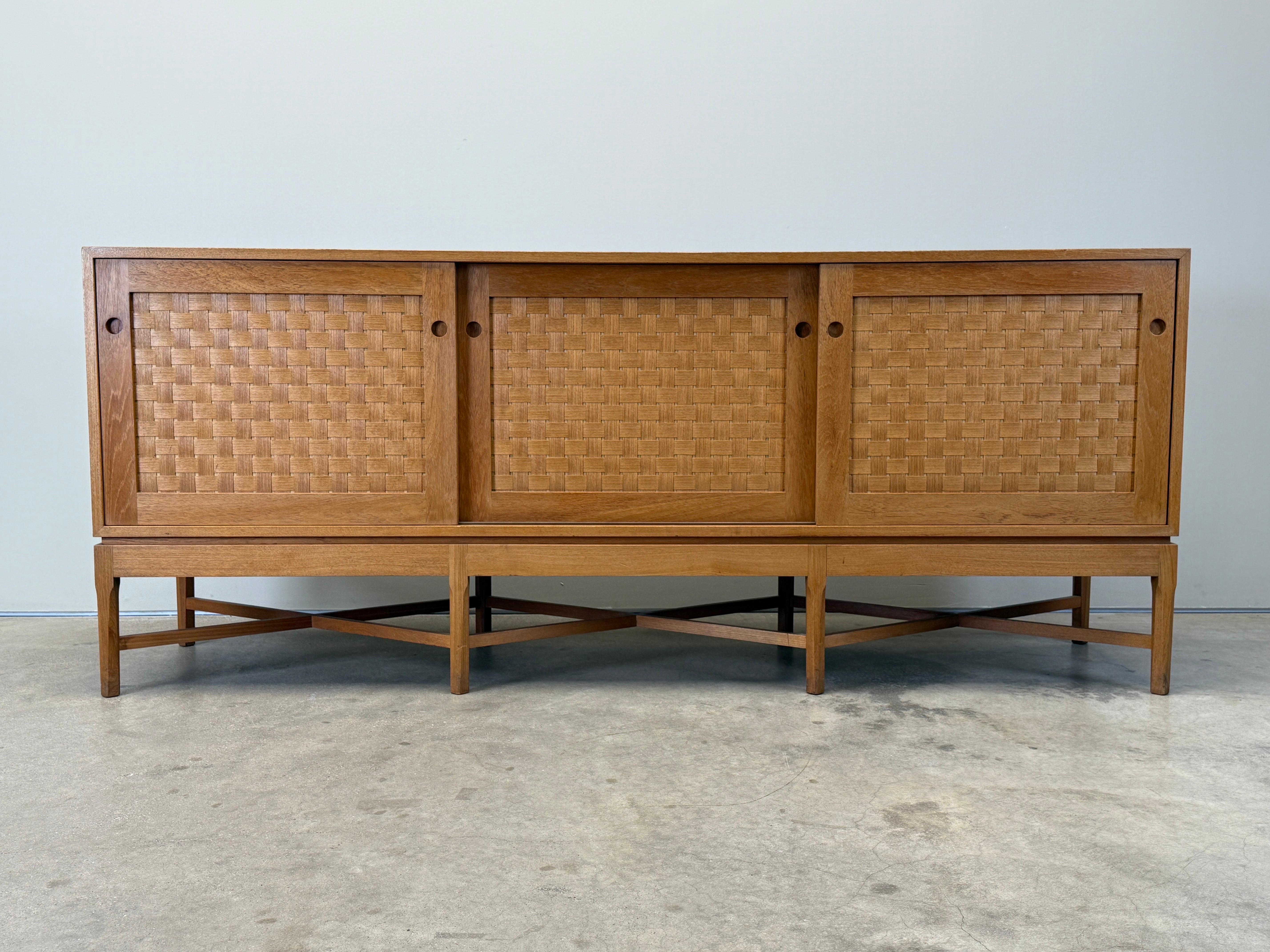 Woven Front Oak Cabinet by Ilse Rix in vendita