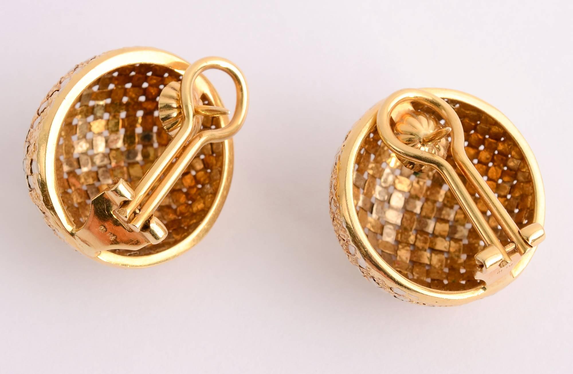 Gewebte gewebte Gold-Ohrringe mit Kuppel (Moderne) im Angebot
