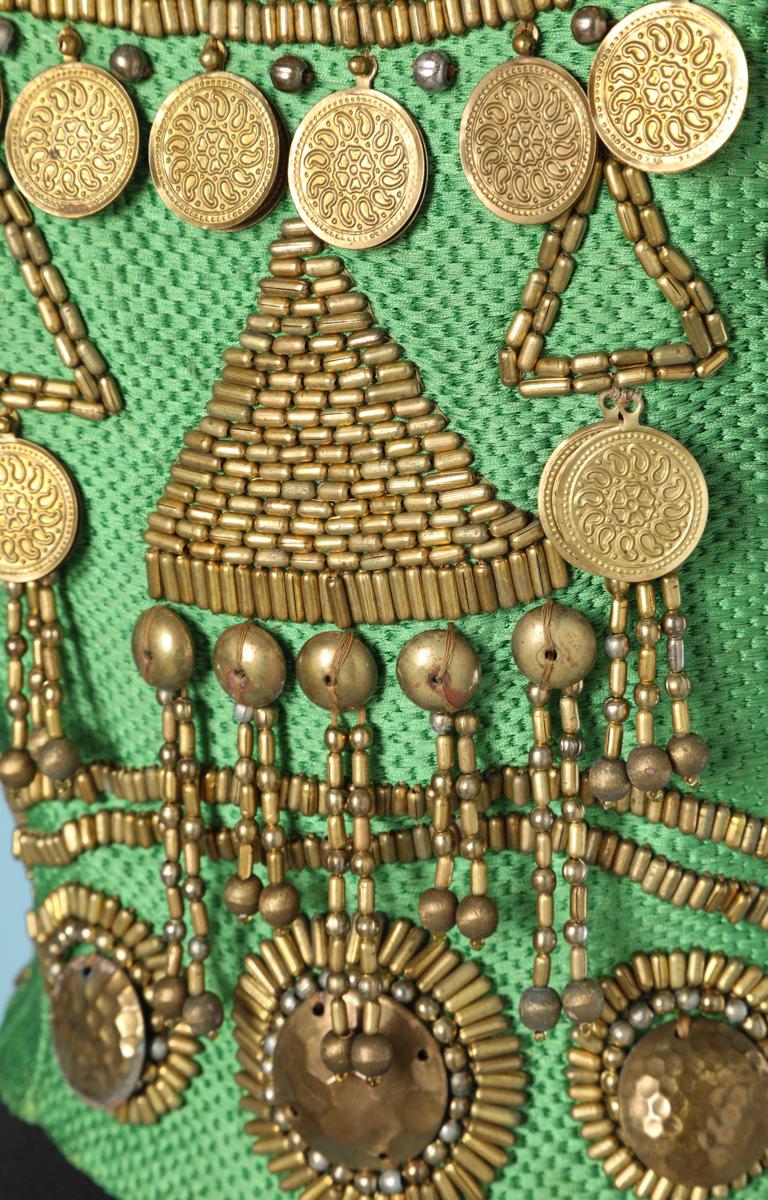 Gris Top en soie verte tissée brodée de perles et de pièces en or Gianni Versace en vente
