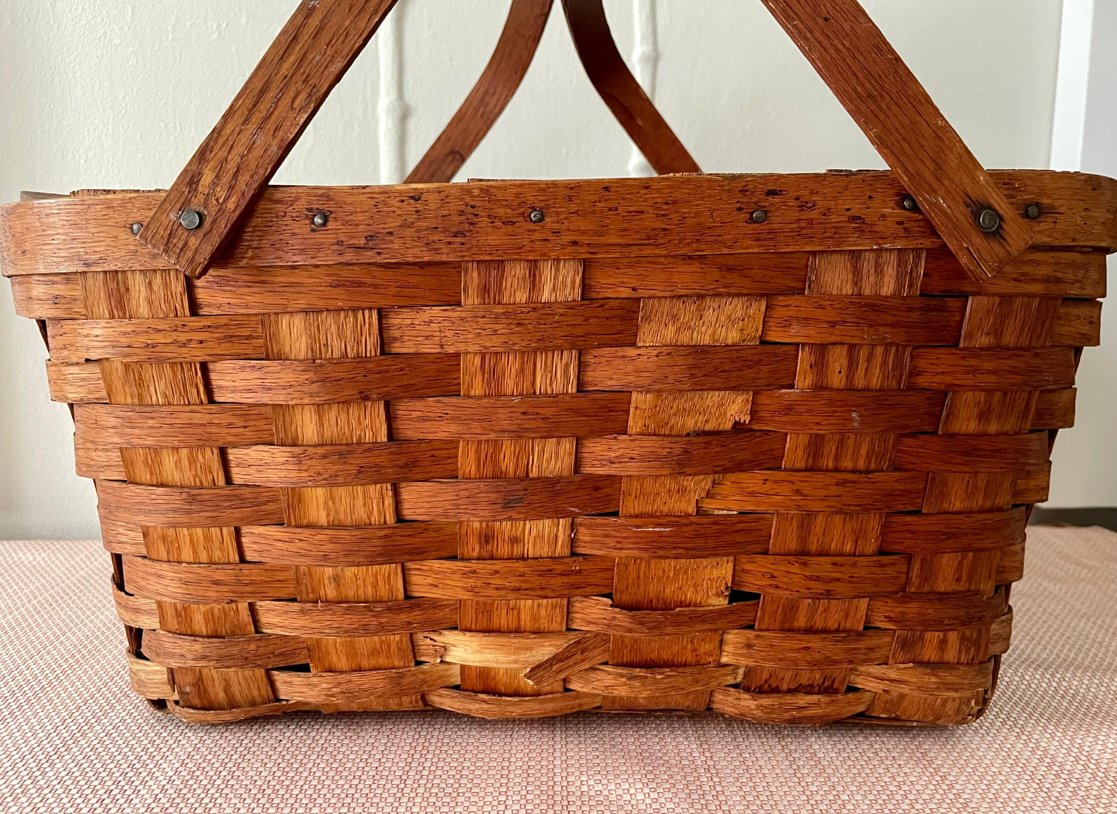 Woven Hinged Lid Picnic Basket with Handles In Good Condition For Sale In Los Angeles, CA