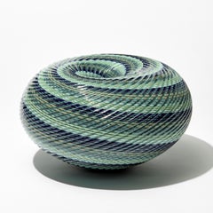 Panier tissé bleu jade II, par Layne Rowe