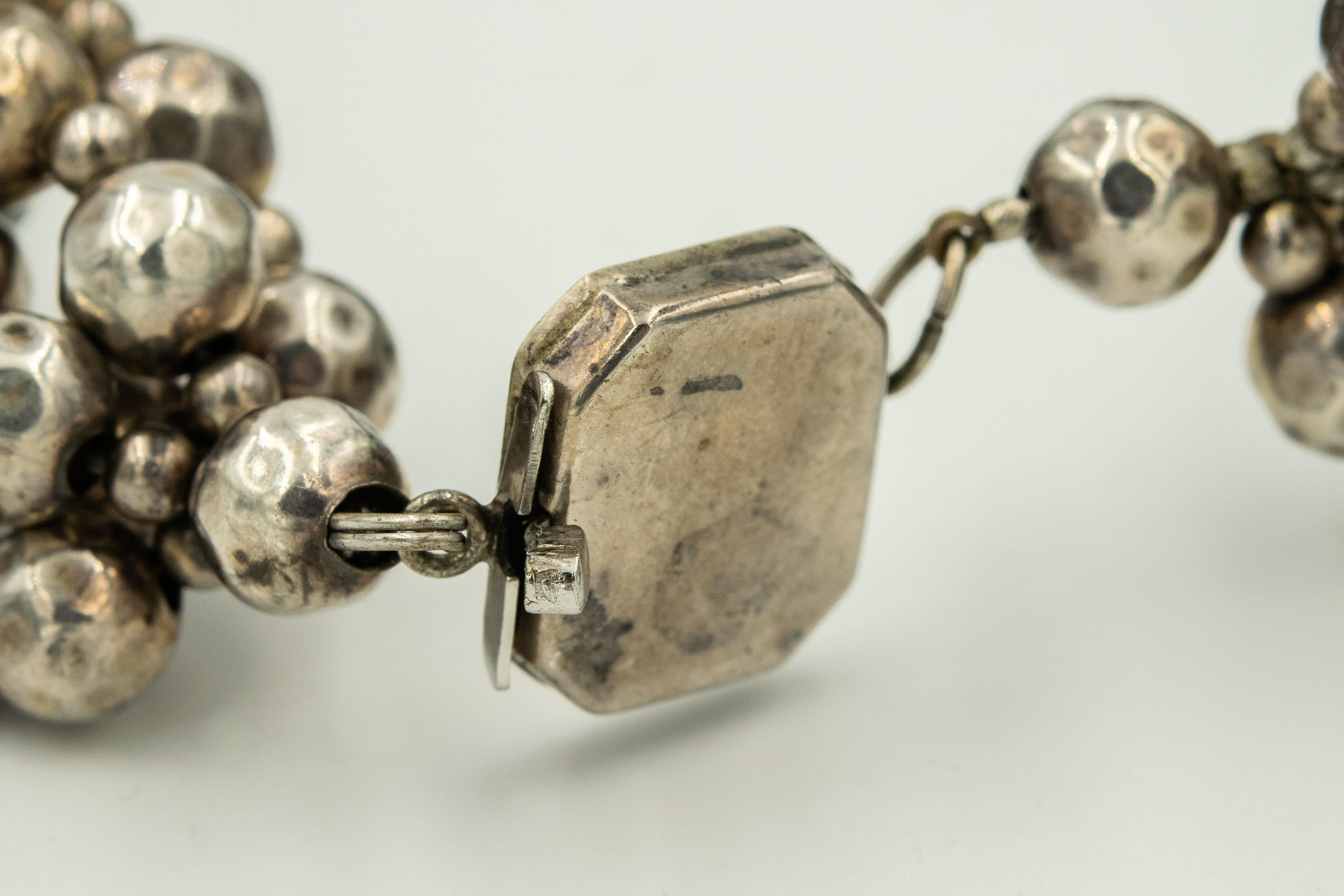 Collana girocollo in lapislazzuli intrecciati e perline in argento martellato In condizioni buone in vendita a Miami Beach, FL