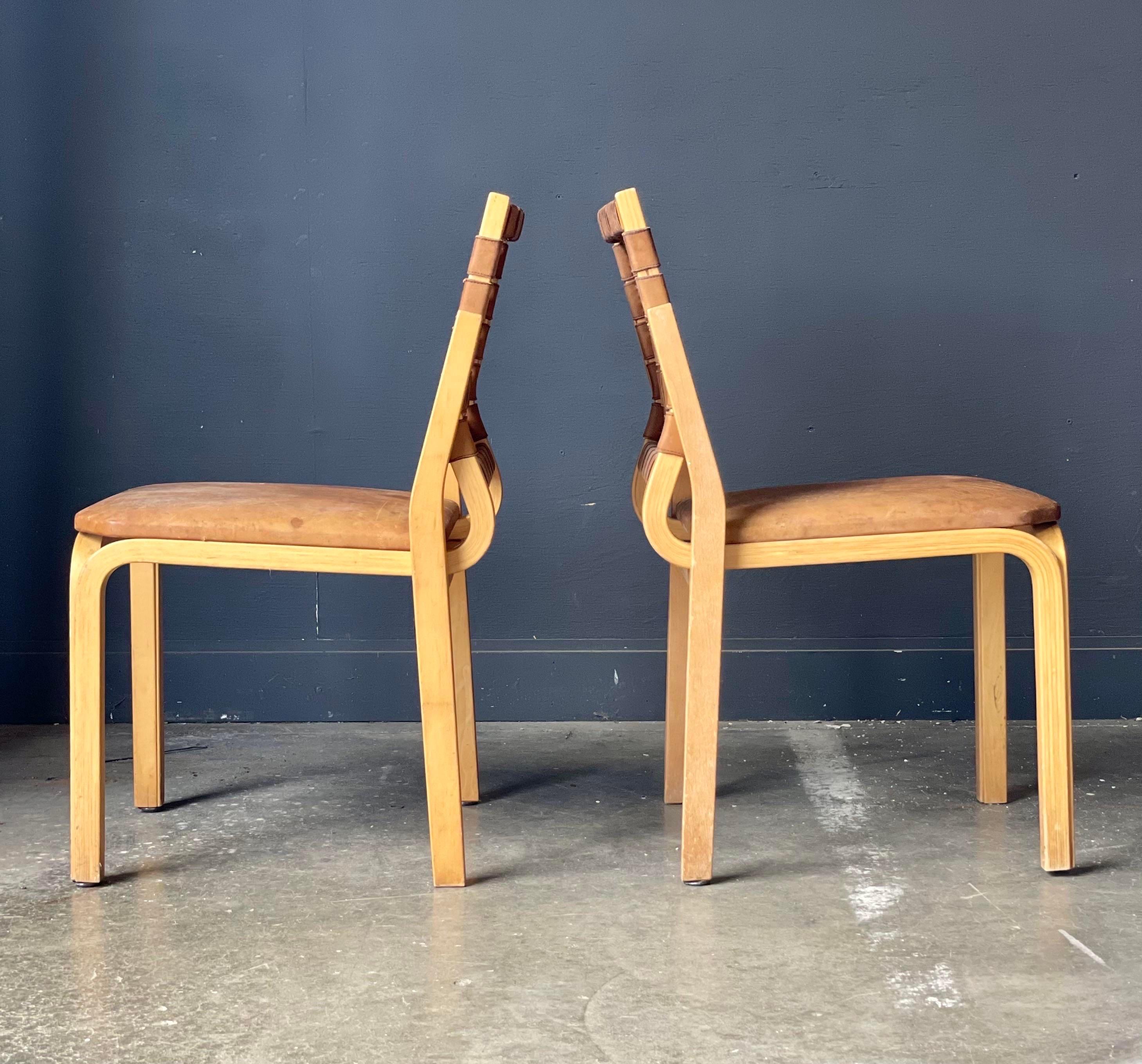 Bugholzstühle aus geflochtenem Leder - ein Paar (Moderne der Mitte des Jahrhunderts) im Angebot