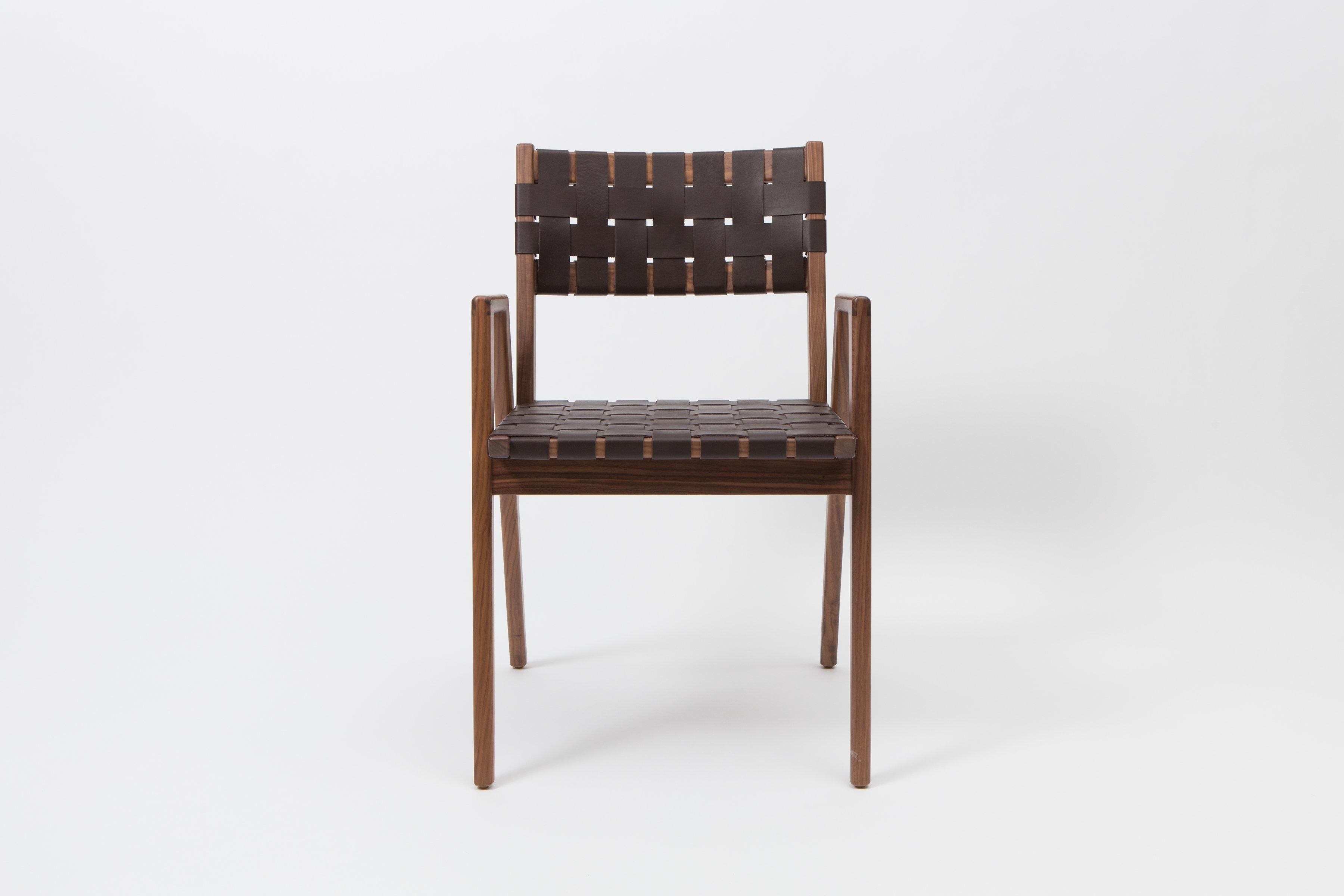 Der ursprünglich 1956 von Mel Smilow entworfene und 2016 von seiner Tochter Judy Smilow offiziell wieder eingeführte Esstischsessel aus geflochtenem Leder ist ein Klassiker der Jahrhundertmitte. Die schlichte Schönheit, die feine Handwerkskunst und