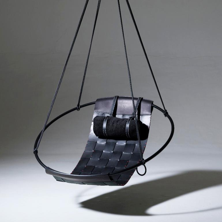 Moderne Chaise balançoire suspendue en cuir tressé en vente