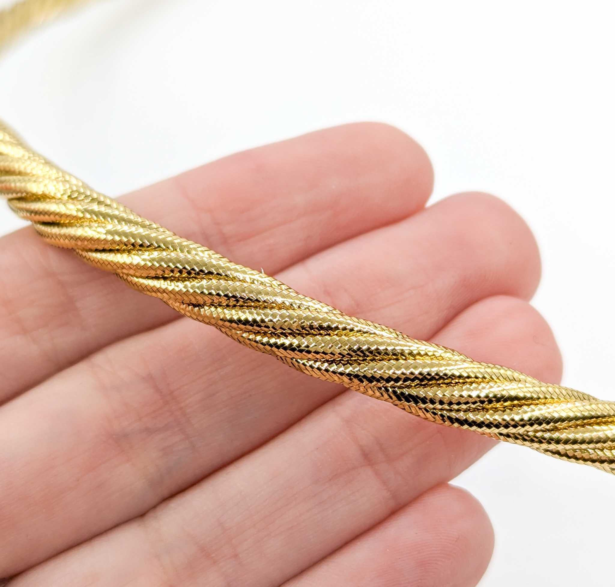 Gewebte Gliederhalskette aus 14 Karat Gelbgold

Diese wunderschöne Halskette aus 14-karätigem Gelbgold hat ein geflochtenes Gliederdesign, das einen klassischen und doch modernen Look bietet. Die Halskette ist 20