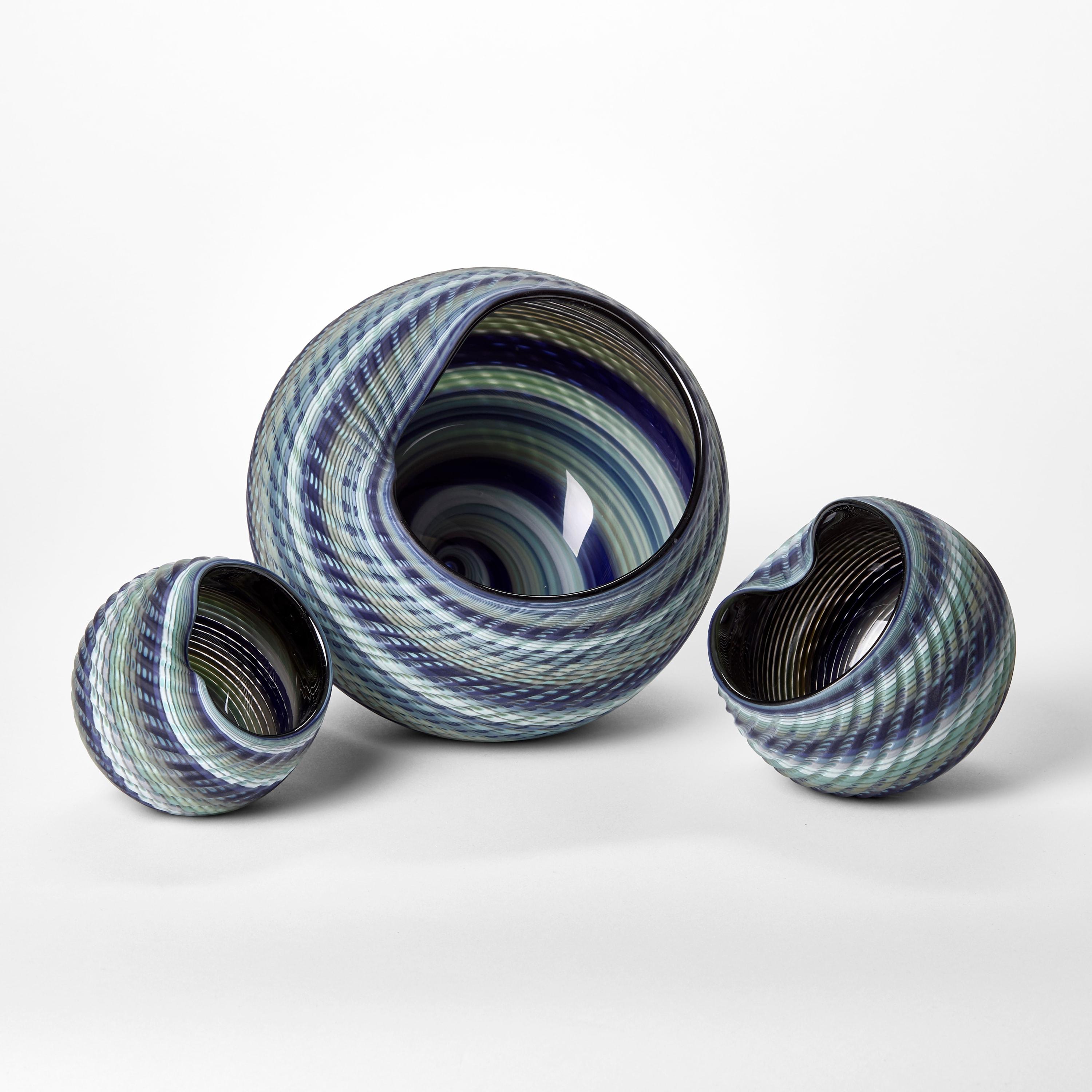 Organico moderno Woven Mandala Blue Jade (Lg I), vaso scultoreo in vetro soffiato di Layne Rowe in vendita