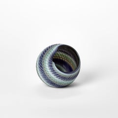 Mandala Tejido Jade Azul (Med III), obra de arte en vidrio inspirada en las conchas, de Layne Rowe