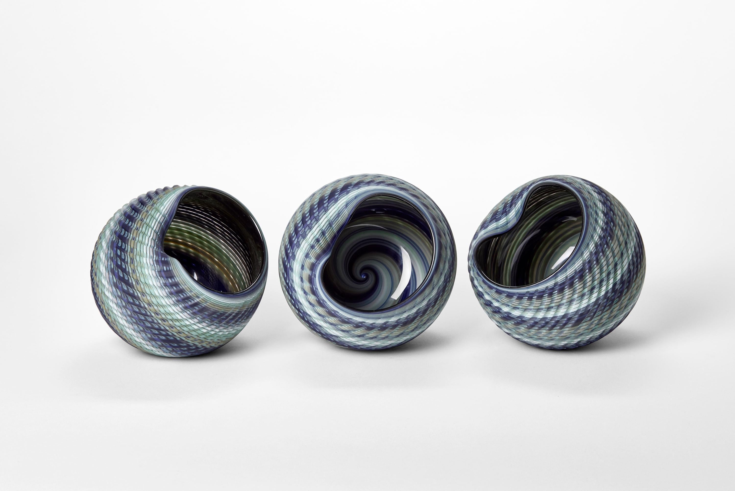 Organique Mandala tissé en jade bleu (Med III), une œuvre d'art en verre inspirée par les coquillages de Layne Rowe en vente