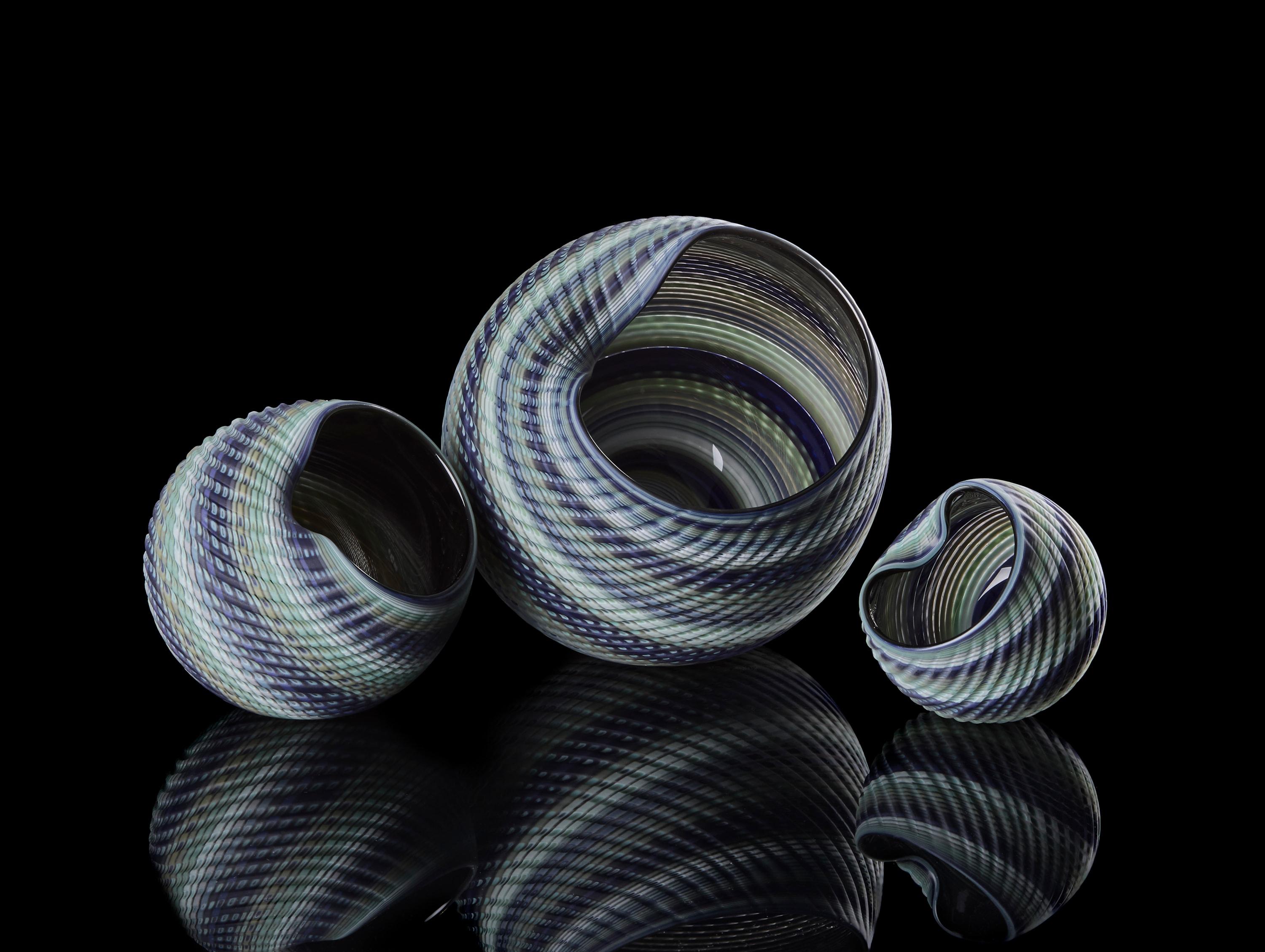 Britannique Mandala tissé en jade bleu (Med III), une œuvre d'art en verre inspirée par les coquillages de Layne Rowe en vente