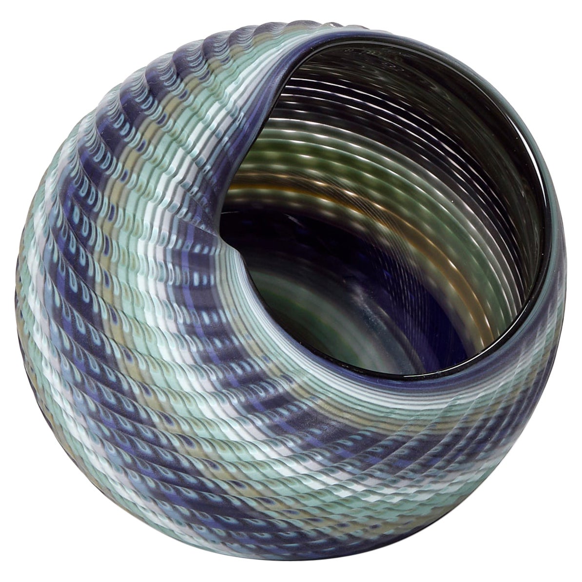 Mandala intrecciato di giada blu (Med III), un
opera d
arte in vetro ispirata alle conchiglie di Layne Rowe