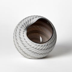 Gewebte Mandala (Med I), neutrale farbige,schalenartige Glasskulptur von Layne Rowe