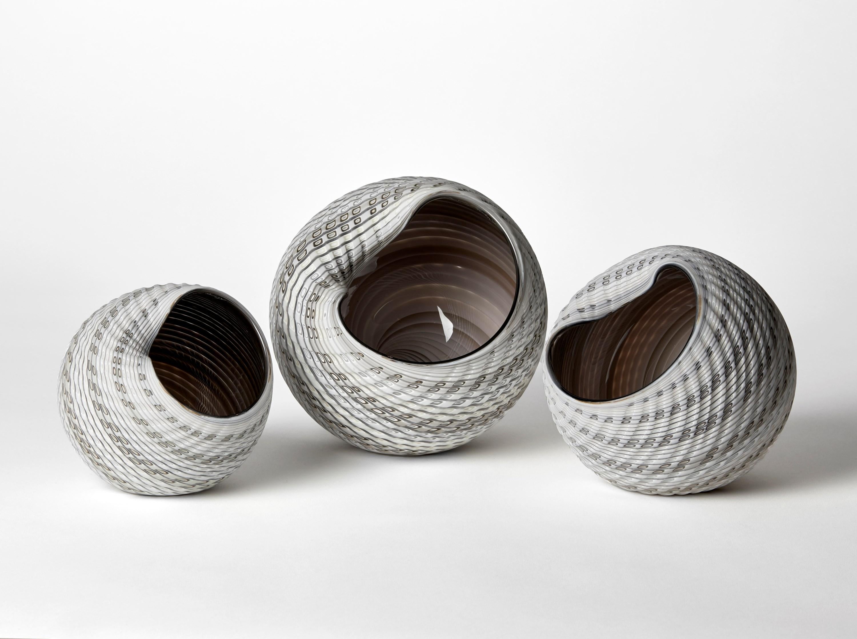 Gewebte Mandala (Med I), neutrale farbige,schalenartige Glasskulptur von Layne Rowe (Organische Moderne) im Angebot