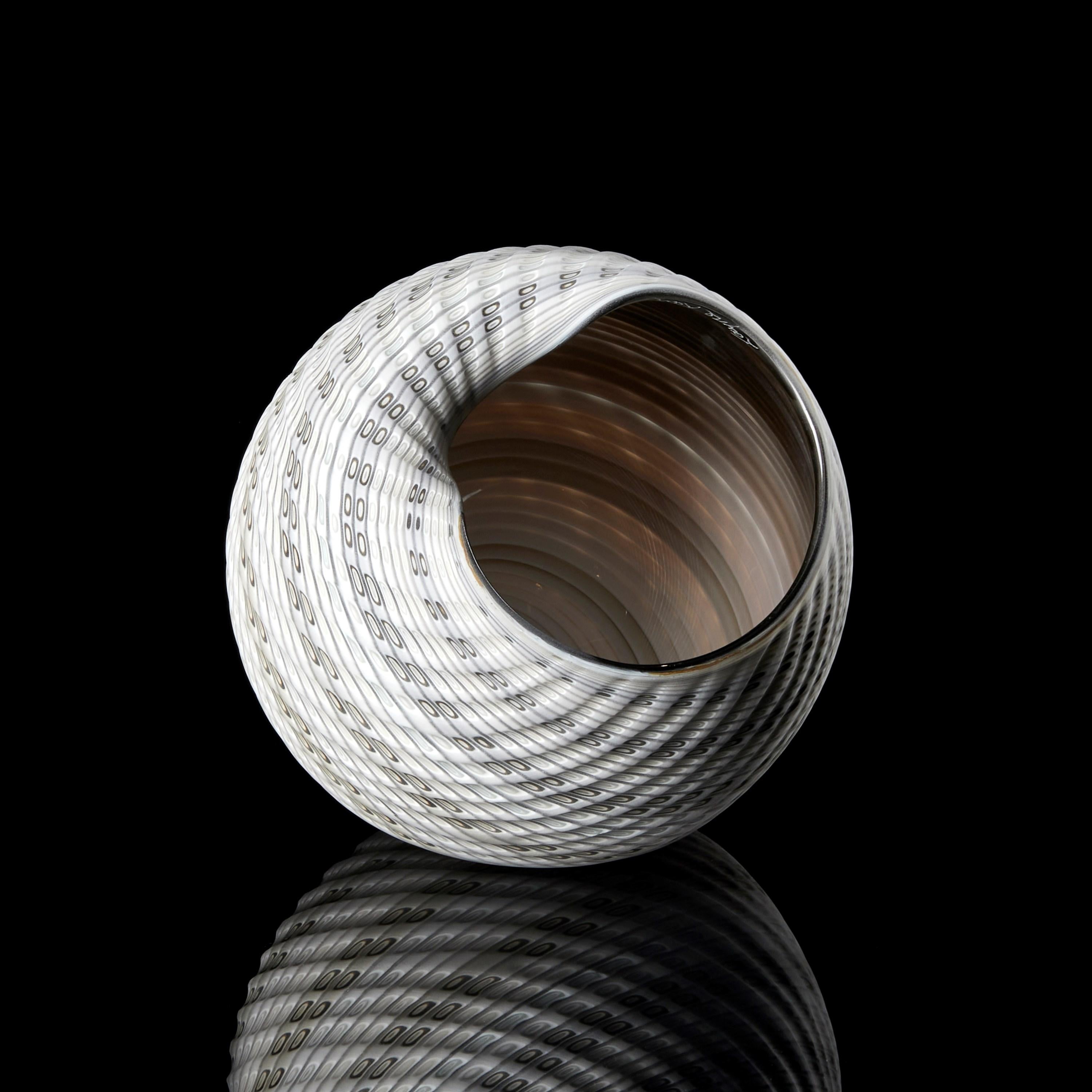Gewebte Mandala (Med I), neutrale farbige,schalenartige Glasskulptur von Layne Rowe (Britisch) im Angebot