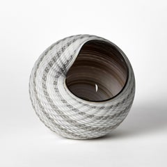 Mandala tejido (Med II), escultura de vidrio gris, crema y bronce de Layne Rowe