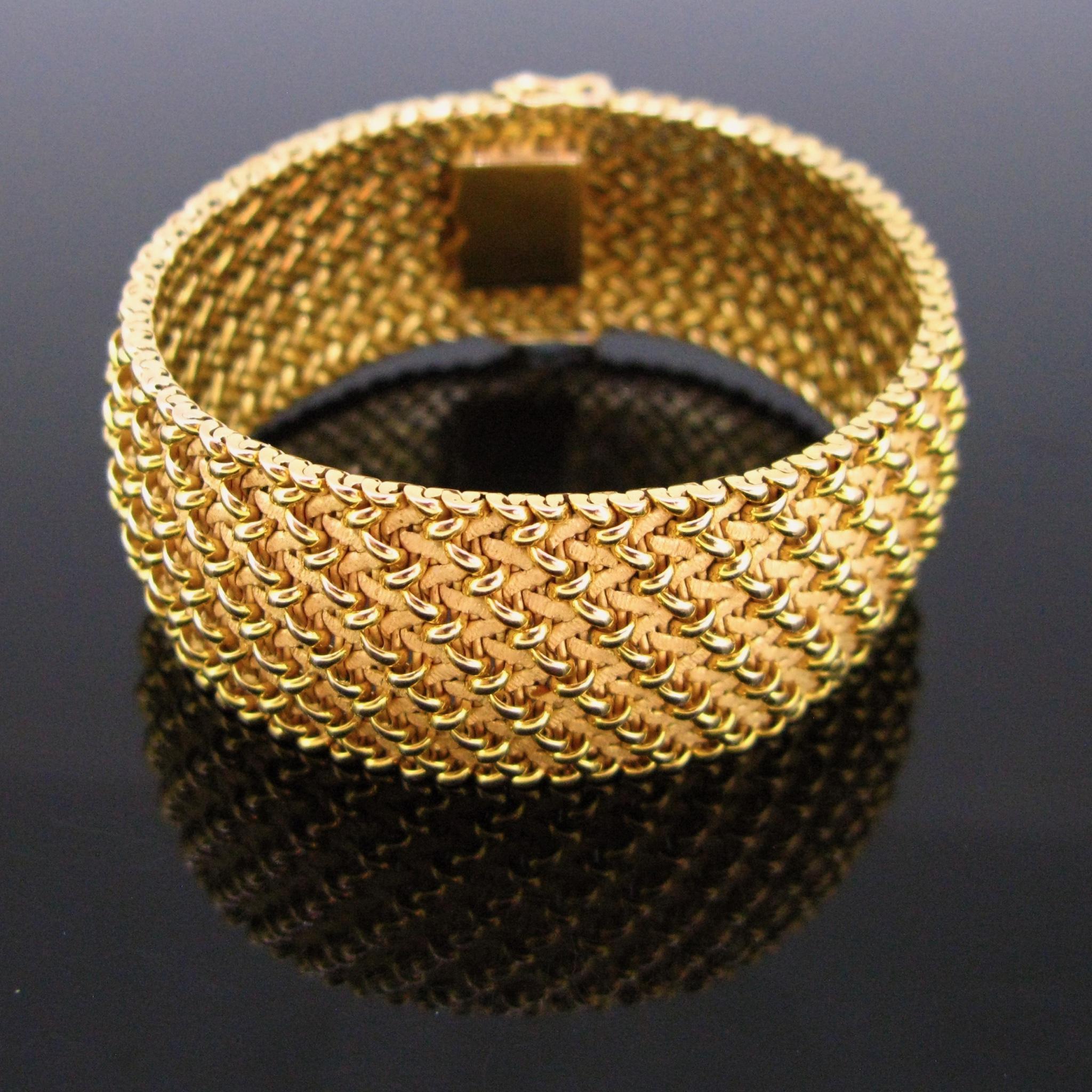 This ravishing large bracelet from the Seventies is fully made in 18k yellow woven gold. It is marked with the French the eagle’s head for 18k gold and there is also the maker’s mark of the jeweller Girard-Michel (St Barthelemy d’Anjou, France). The