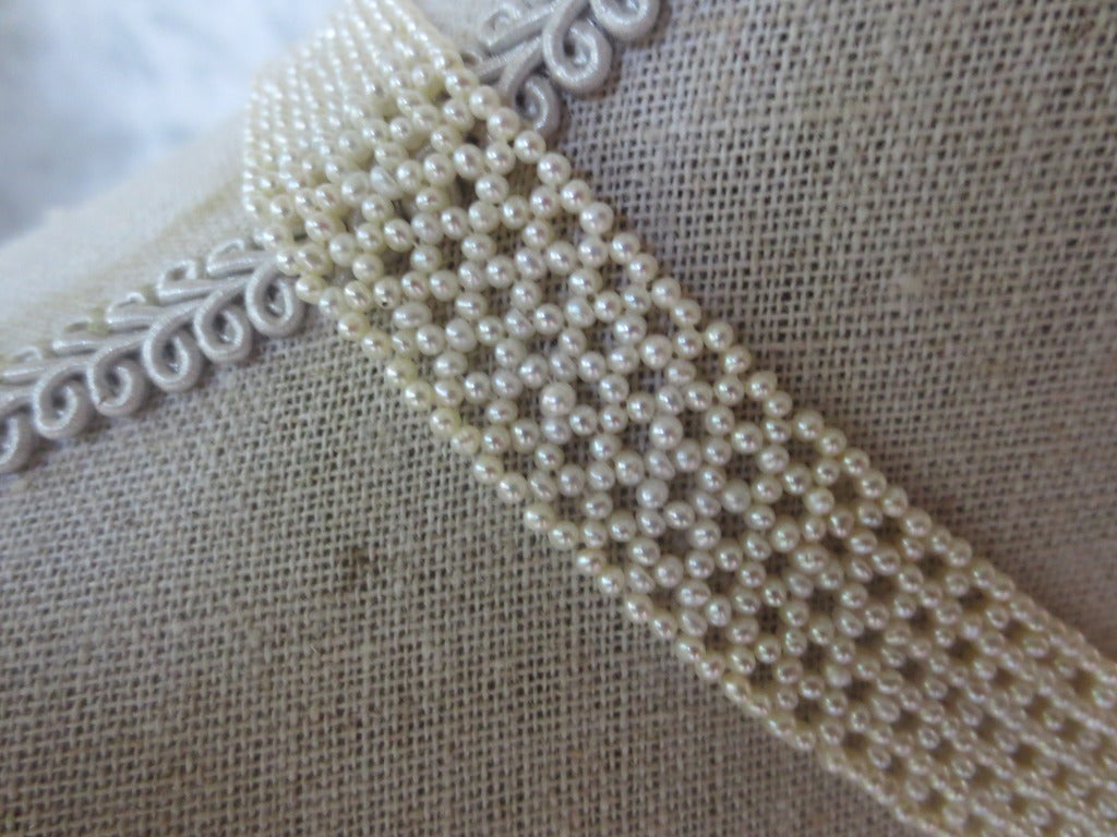 Impresionante collar de perlas tejidas en V. Esta pieza está hecha con todas las perlas de siembra intrincadamente entretejidas en un diseño de encaje cruzado, inspirado en la joyería del viejo mundo y victoriana. Tejido con una sutil graduación,