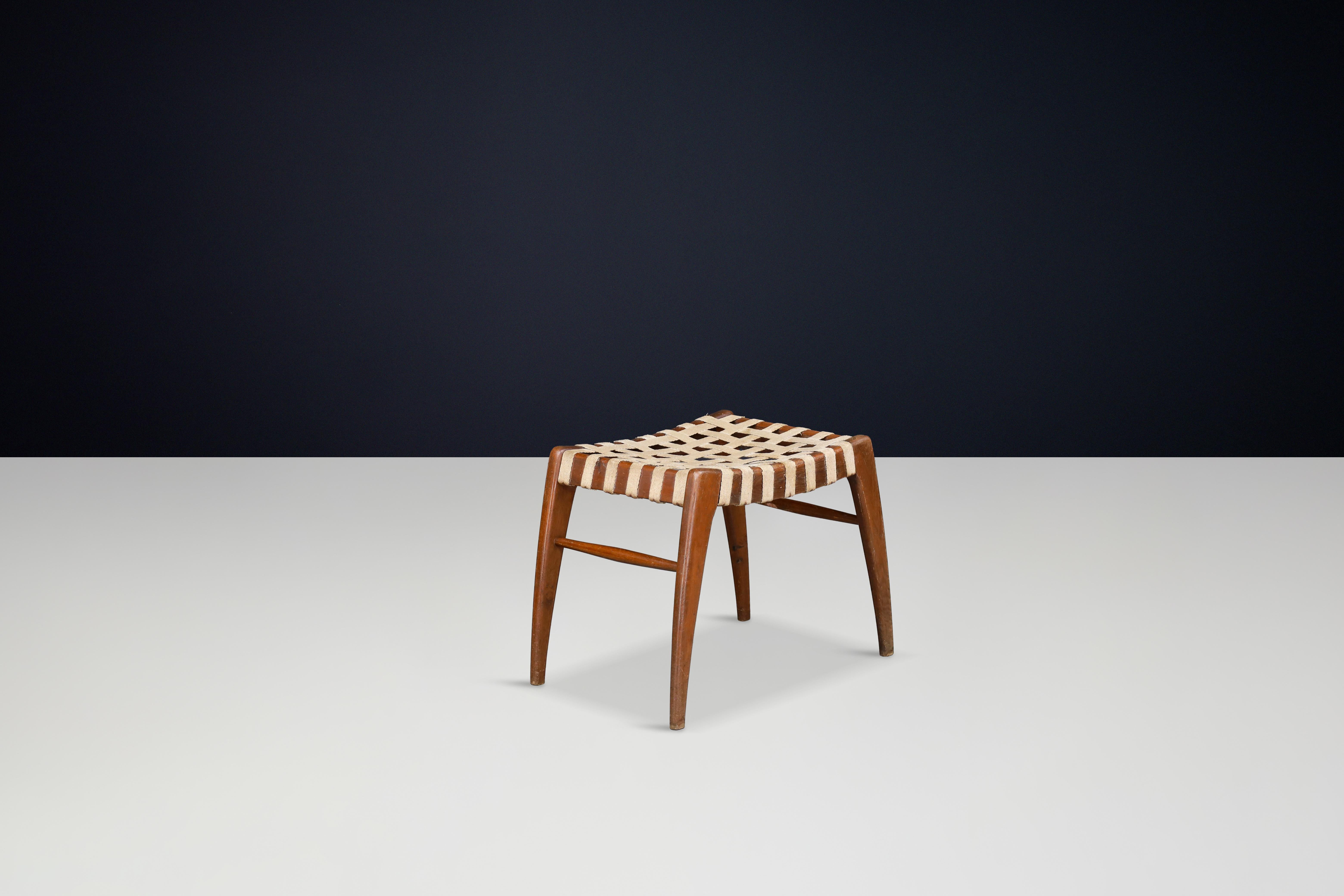 Tabouret en Oak Oak tissé par Jan Vaněk pour Krásná Jizba, Tchécoslovaquie, années 1940

Ce tabouret tissé rare a été conçu par l'influent moderniste tchèque Jan Vaněk et fabriqué par Krásná Jizba dans la Tchécoslovaquie des années 1940. Figure