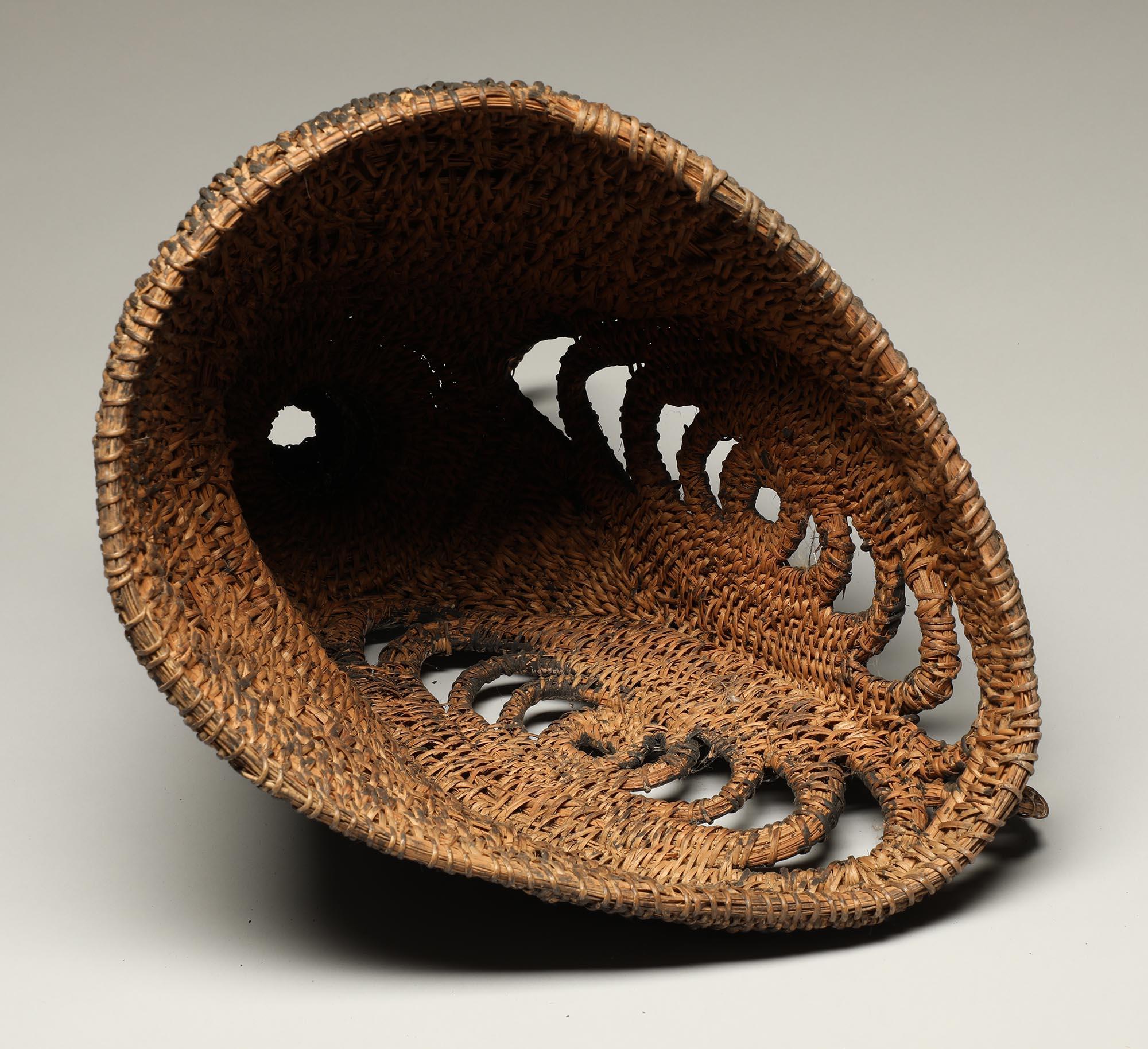 Matériaux organiques Masque de casque de casque en forme de corbeille de yam peint et tissé, Papouasie-Nouvelle-Guinée en vente