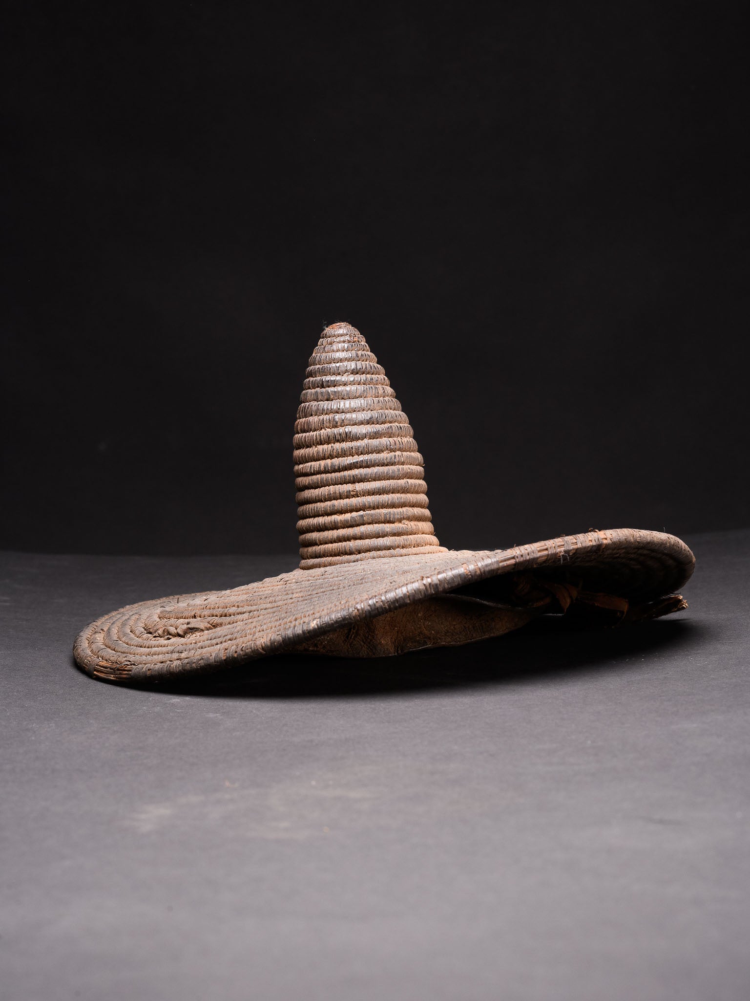 Diese Art von Schild wurde verwendet, um den Schlag von Stöcken oder Peitschen in rituellen inszenierten Kämpfen abzuwehren.wunderschön aus Leder und Naturfasern mit einer texturierten und zeitlosen modernen Form. Der Griff ist mit einer Flechtnaht