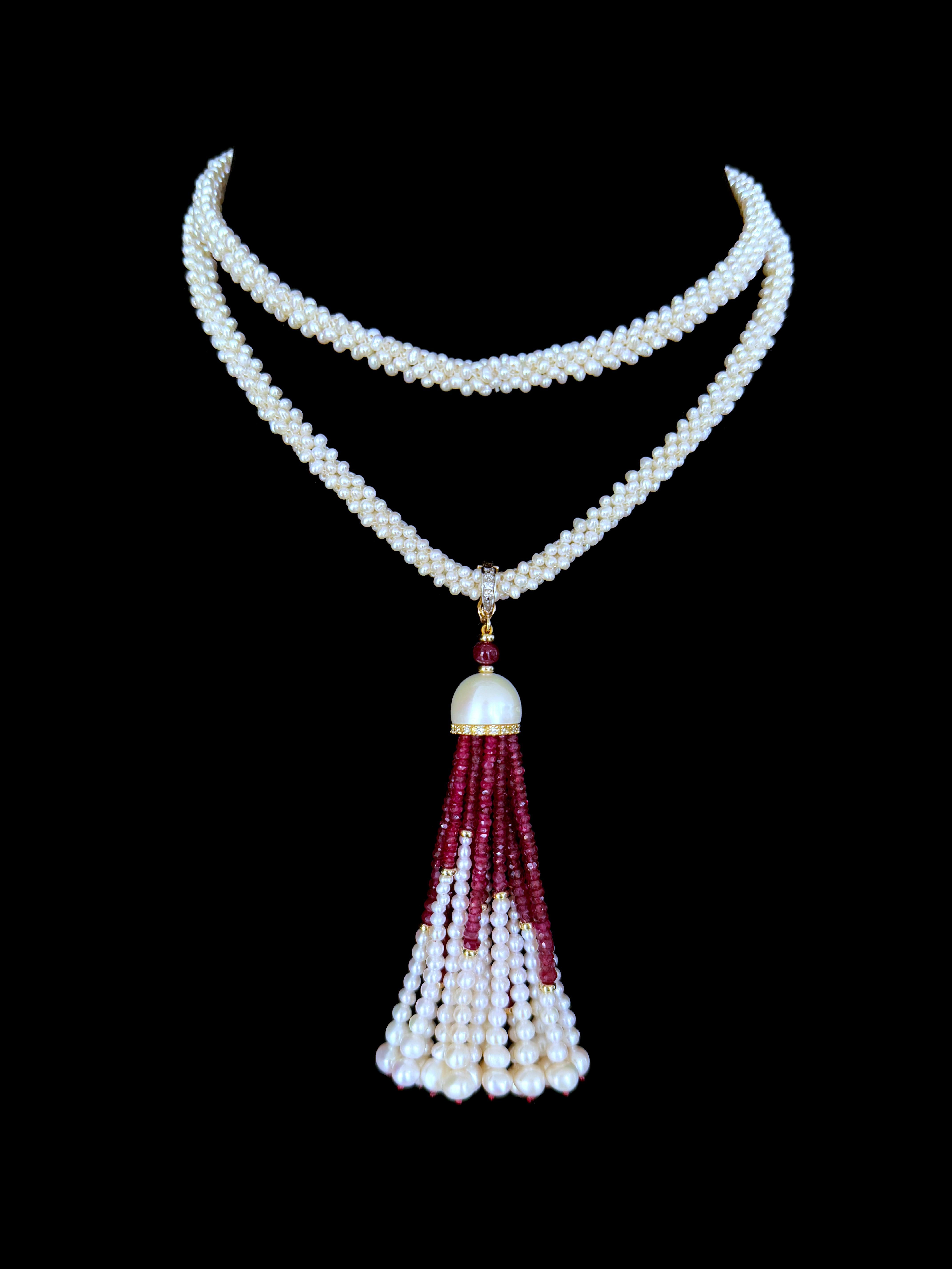 Sautoir aus gewebtem Perlenkraut von Marina J.

Dieses Sautoir besteht aus Seed Pearls, die in einem dreidimensionalen Rope-Design verwoben sind. Mit einer Größe von 31,5 Zoll ohne Quaste zeigt das Perlenseil ein dichtes, spitzenartiges, gewebtes