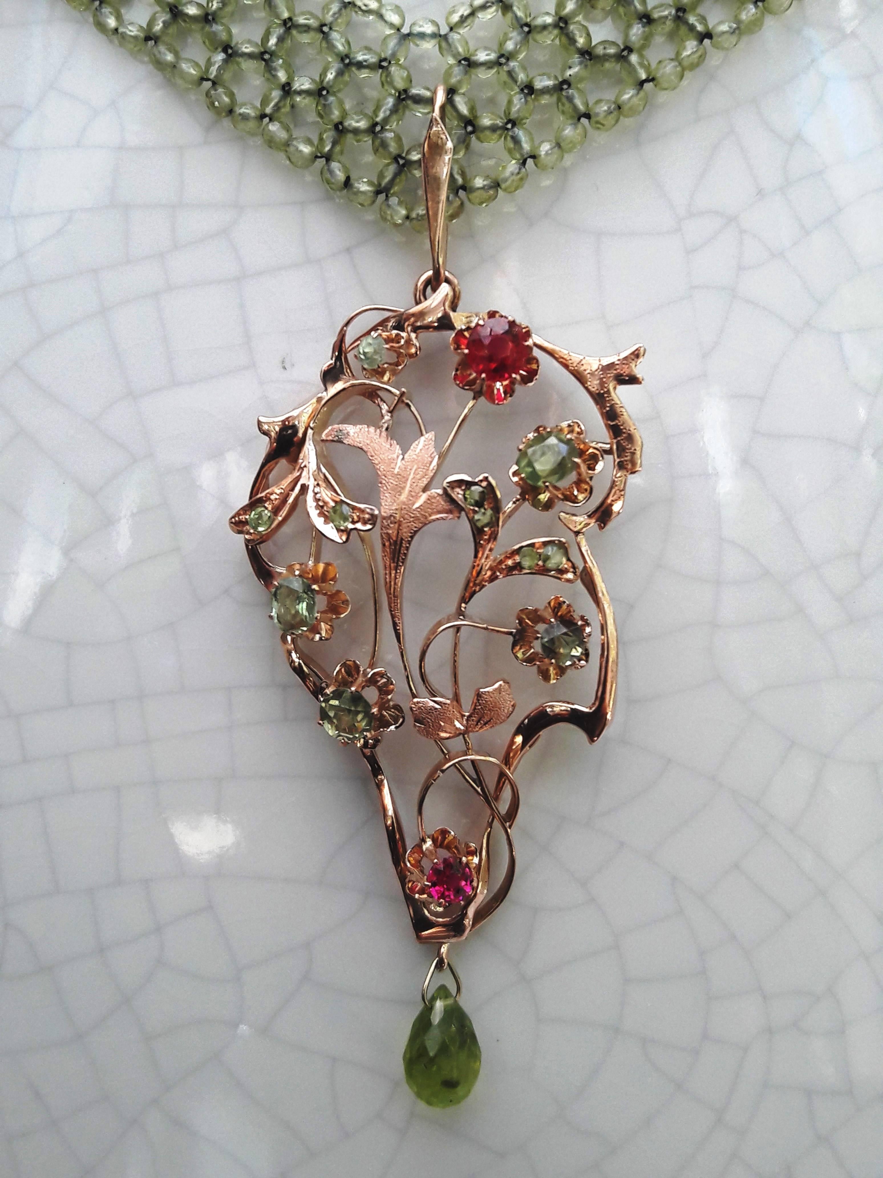 Artiste Collier de perles tissées en péridot avec pendentif amovible en rubis, péridots et or en vente