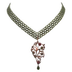 Collana di perle di peridoto intrecciate con ciondolo rimovibile di rubino, peridoto e oro
