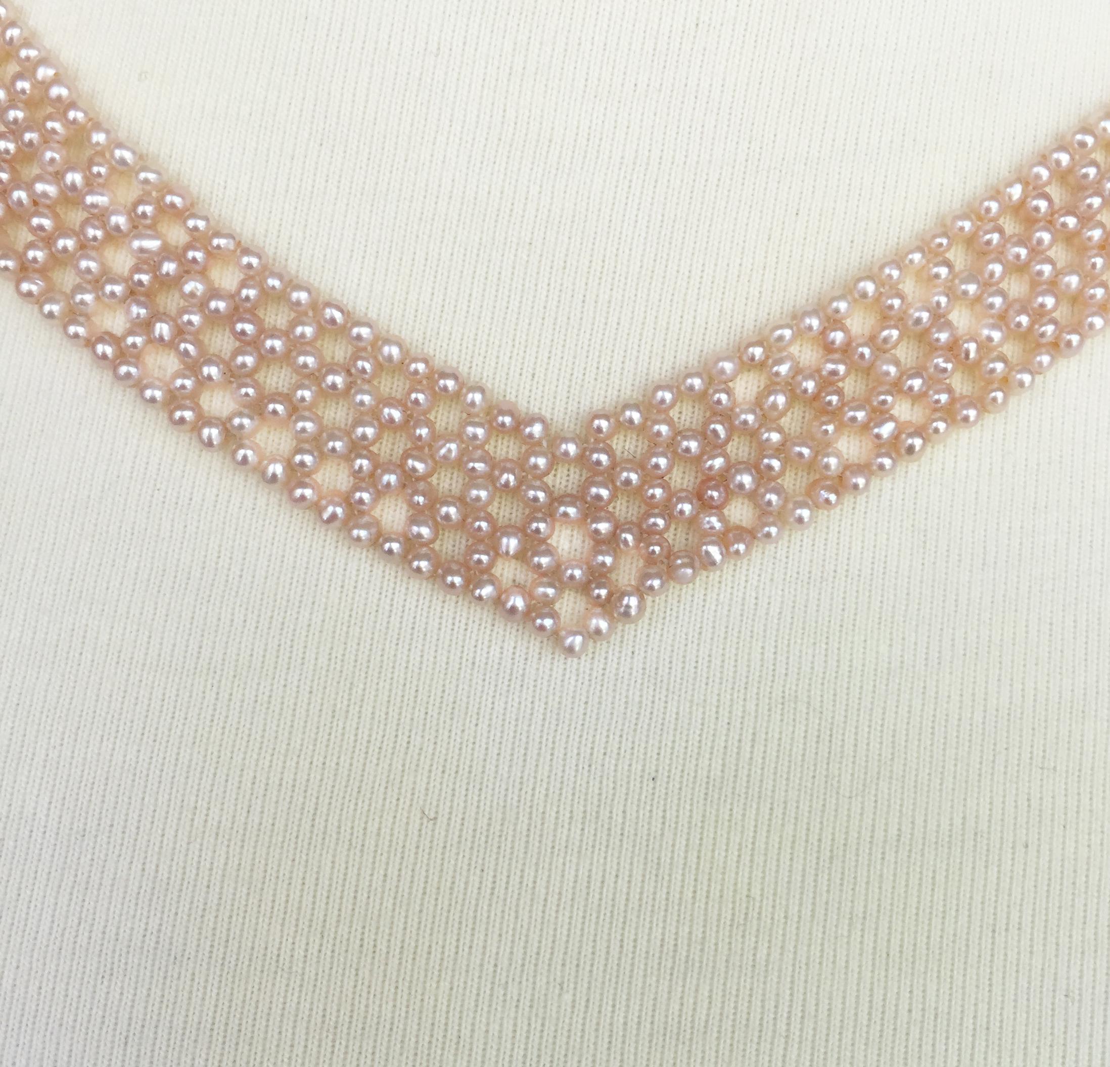 Marina J. Collier « V » en perles roses tissées avec fermoir coulissant plaqué or blanc 14 carats en vente 1