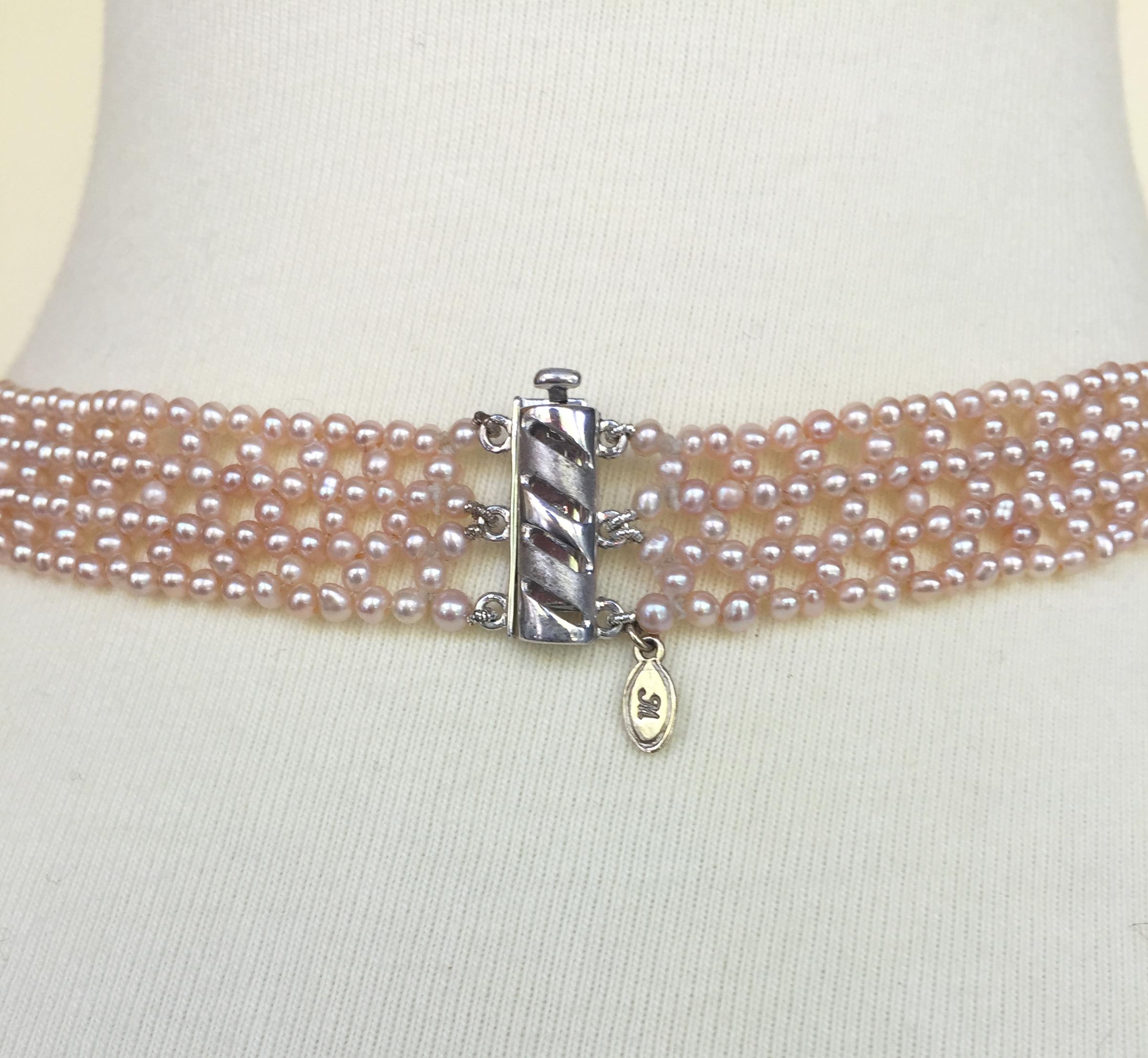 Marina J. Collier « V » en perles roses tissées avec fermoir coulissant plaqué or blanc 14 carats en vente 2