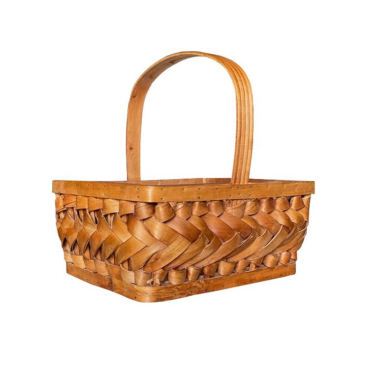 Un panier décoratif en bois tressé 
